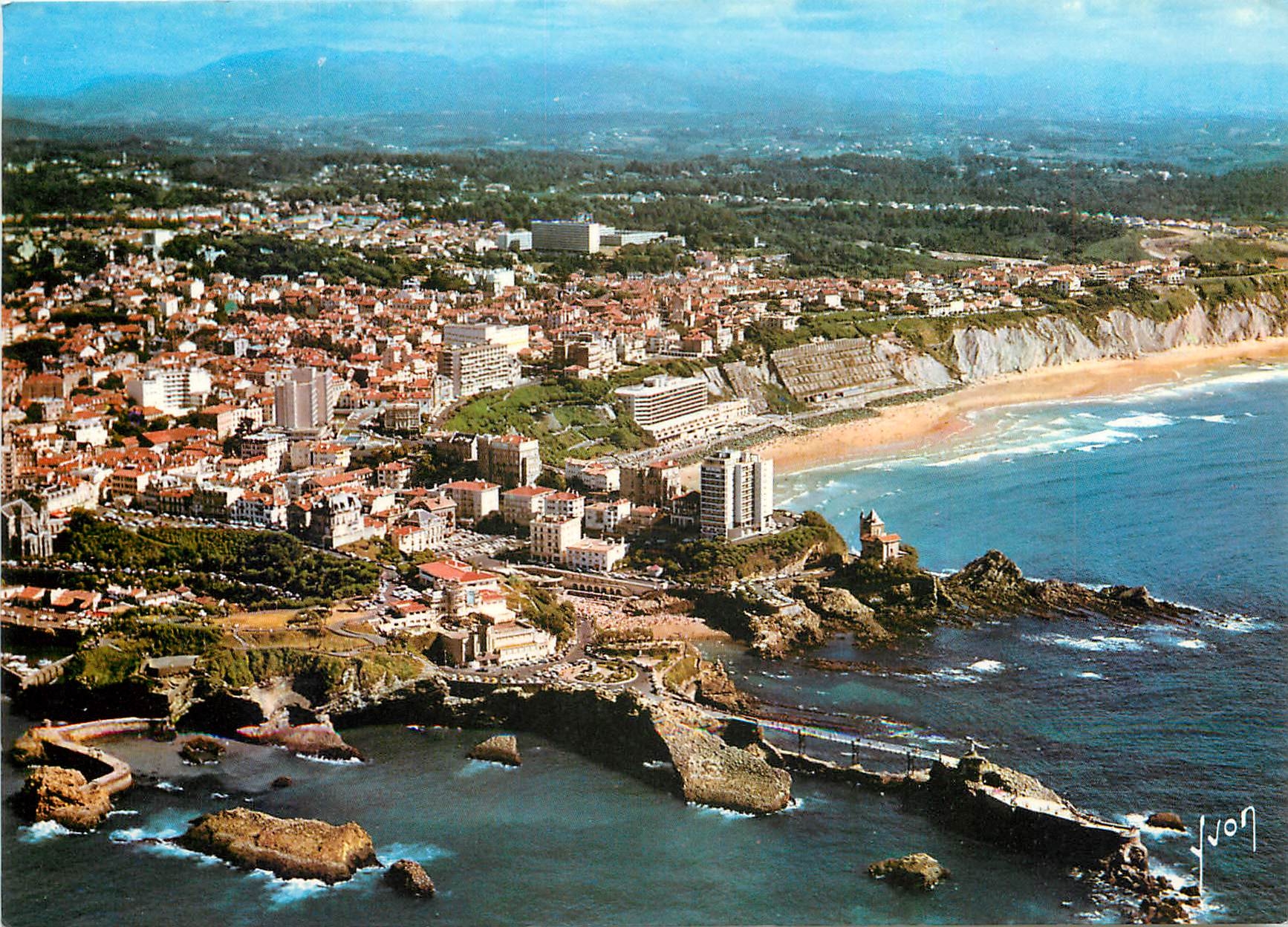 CPM La Cote Basque Biarritz Pyrenees Atlantiques au premier plan le Rocher de la Vierge derriere la 