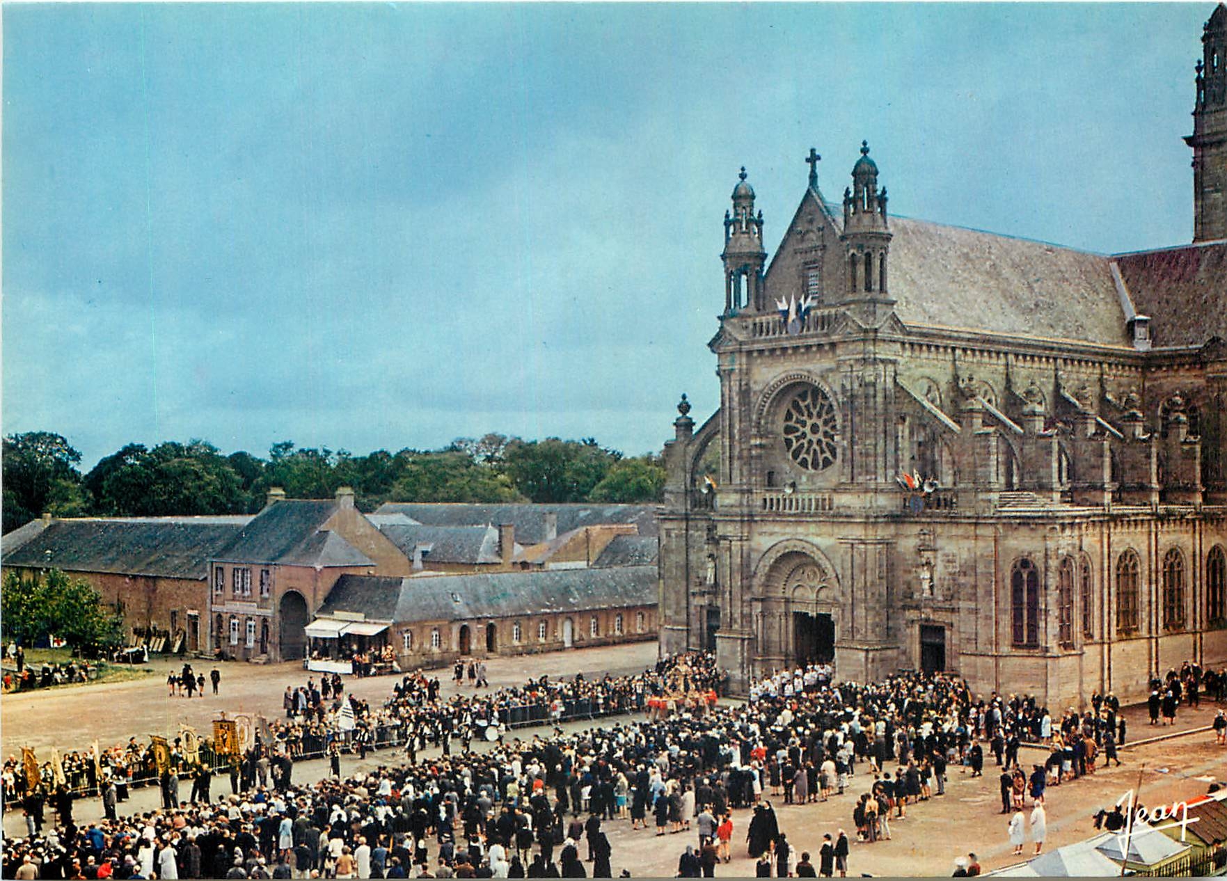 CPM La Bretagne Sainte Anne d'Auray Morbihan une partie de la BAsilique et la Sortie de la processio