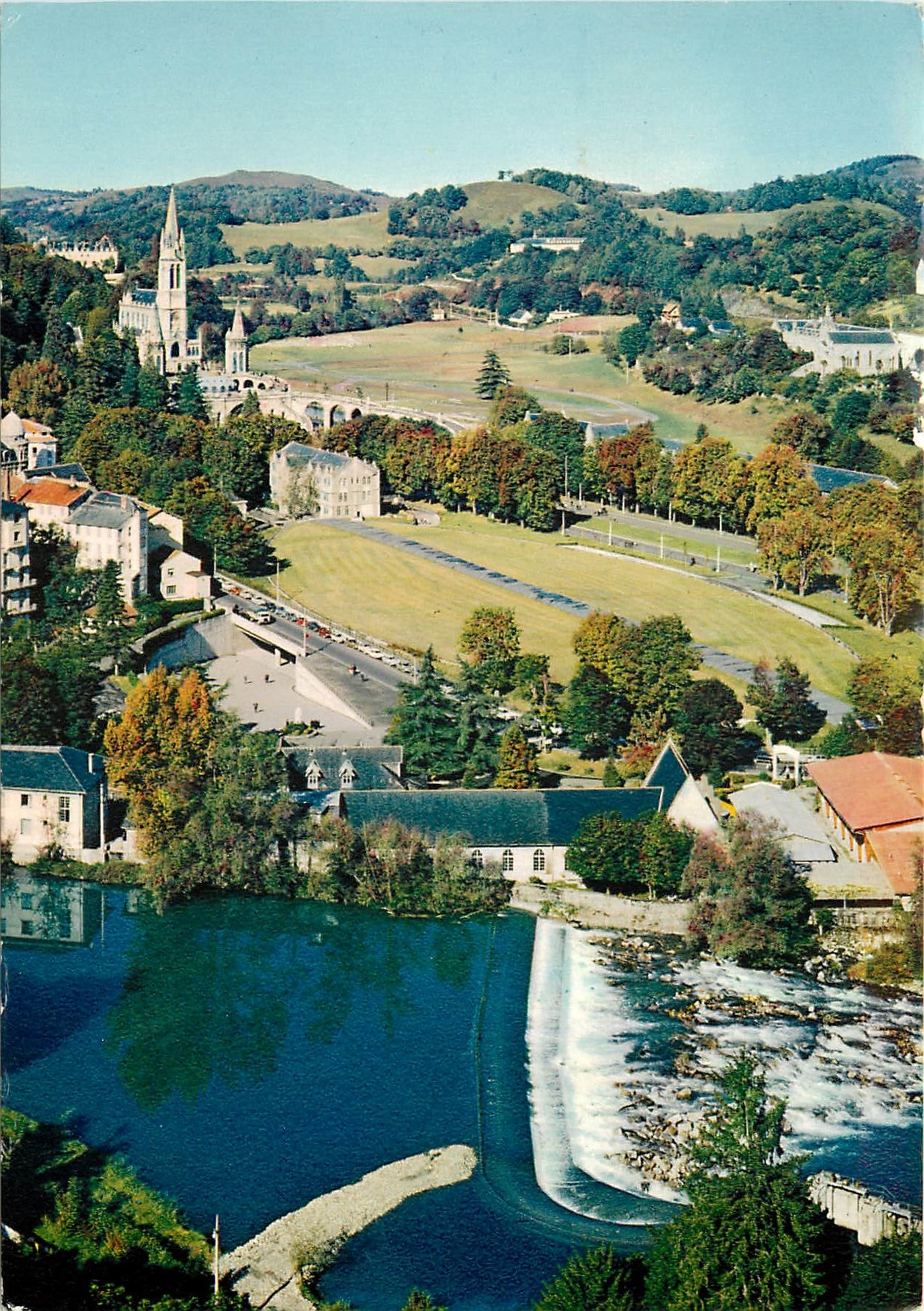 CPM Lourdes la BAsilique et la Basilique Souterraine Saint Pie 