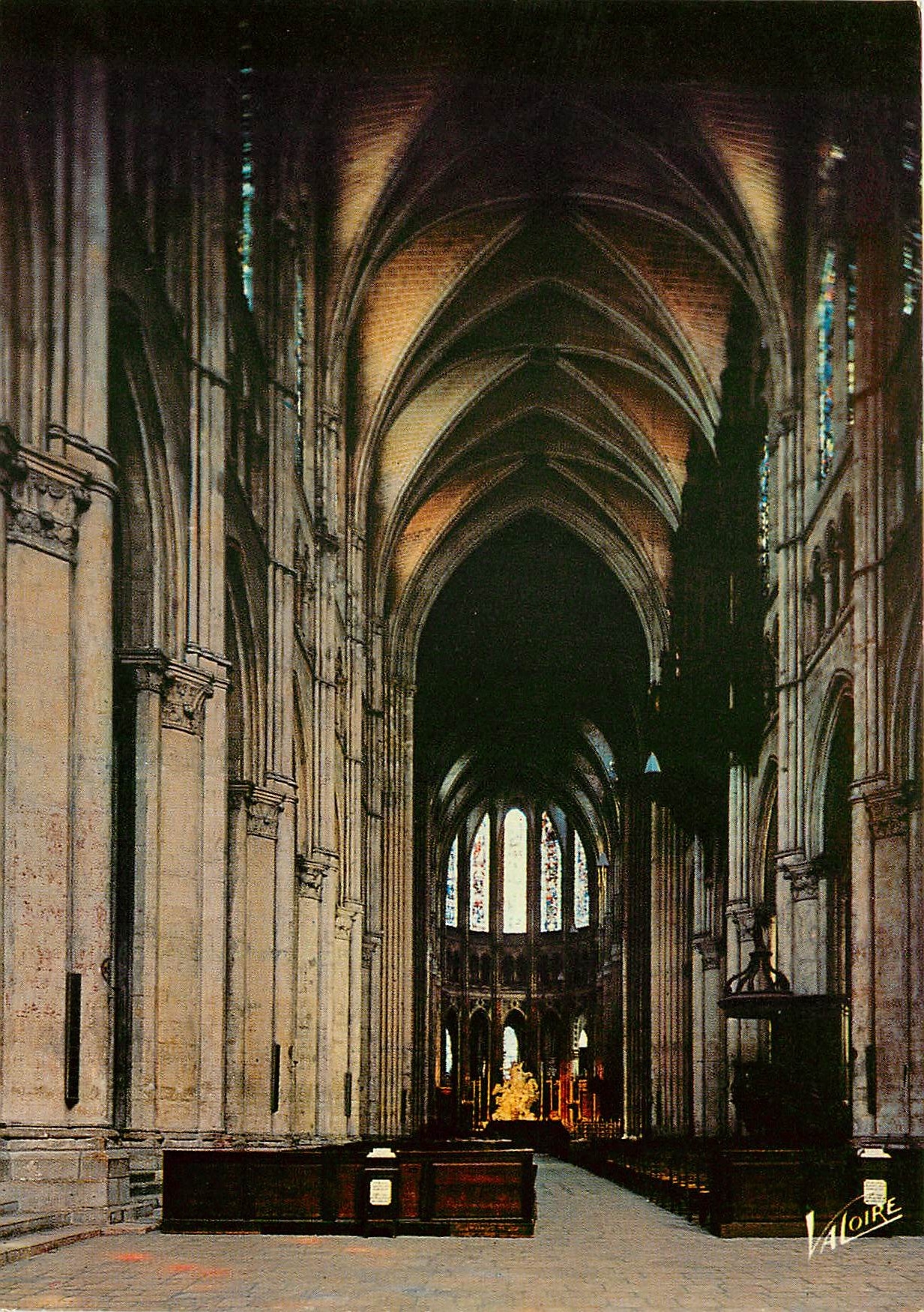 CPM Les Merveilles de Chartres Eure et Loire la Cathedrale XII siecle la nef XIII siecle d'une large