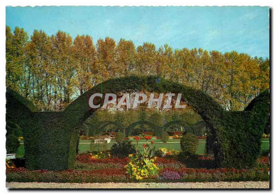 CPM Bourges Cher le Jardin des Pres Fichaux 