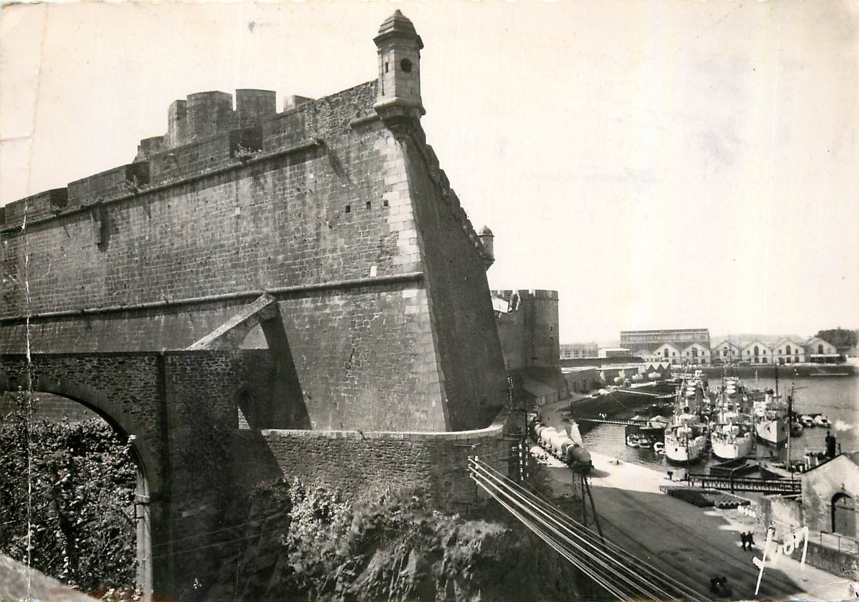CPM Brest Finistere le Chateau fort XV XVII S 