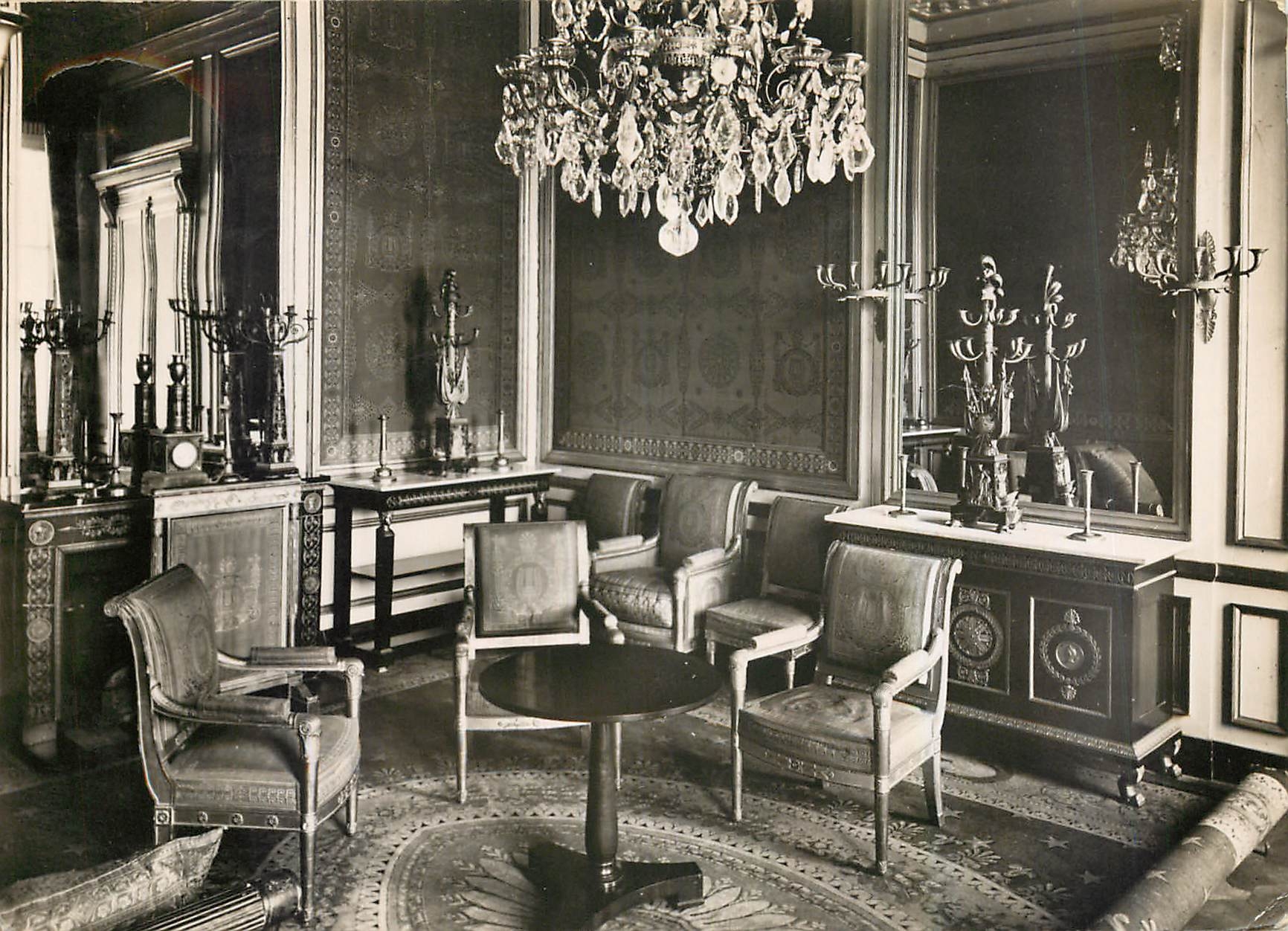 Fontainebleau (S.-et-M.) — Das Schloss, die Großen Appartements von Napoleon I., Der Rote Salon genannt Cabinet de l'Abdication — Service Commercial Monuments Historiques, Paris