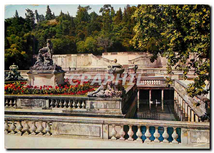 CPM Nimes Gard Le jardin de la Fontaine Les Bains romains 