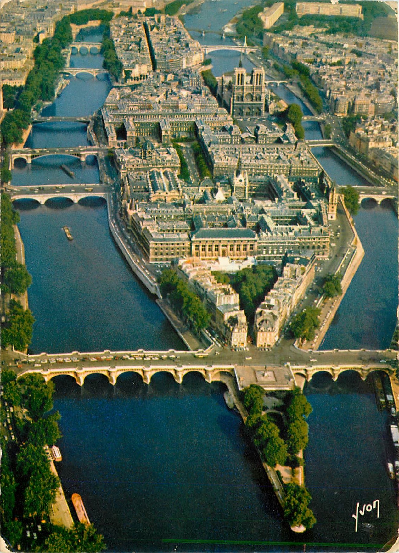 CPM En survolant Paris 