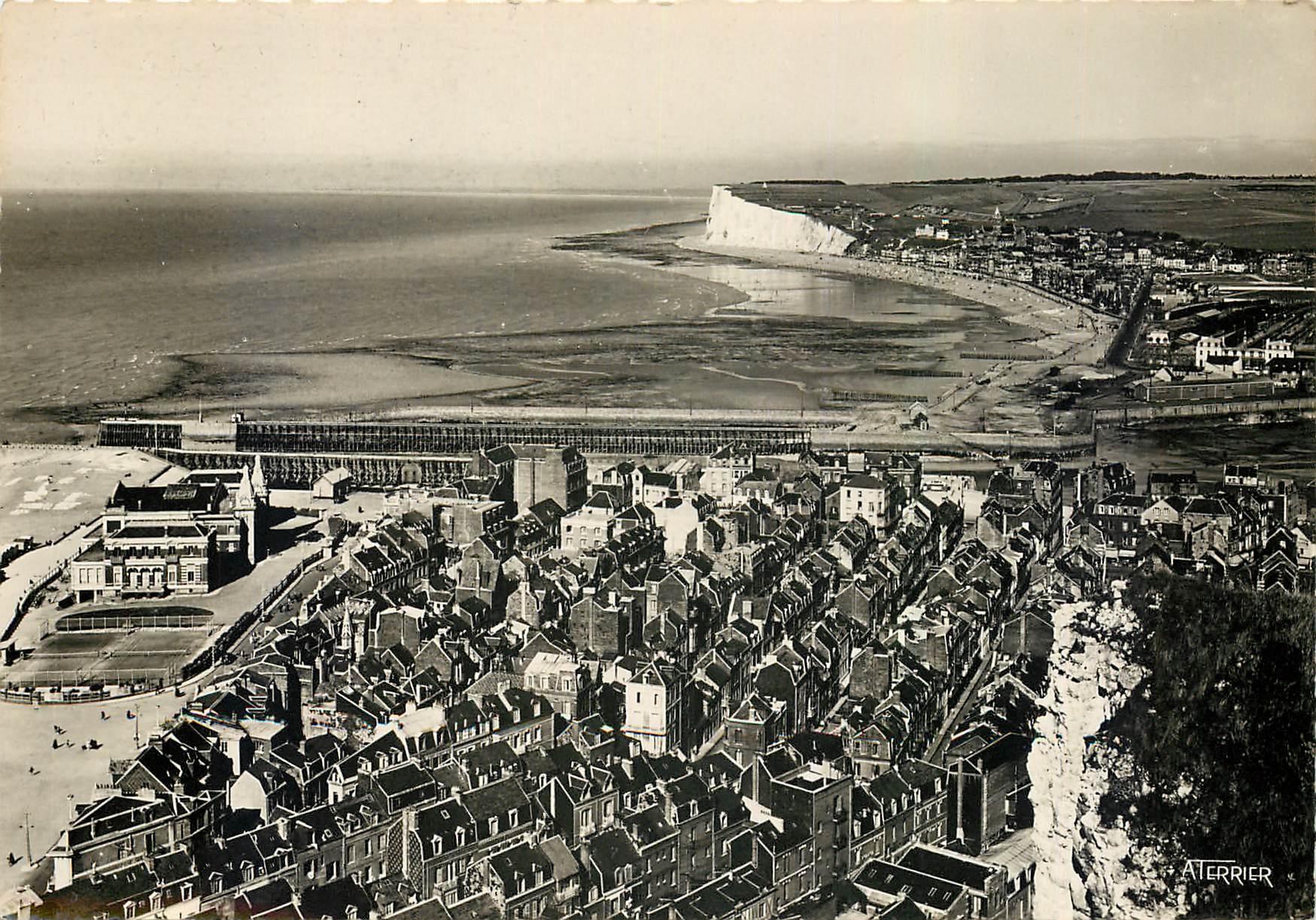 CPM Le Treport La curieuse vue depuis les terrasses du Treport 