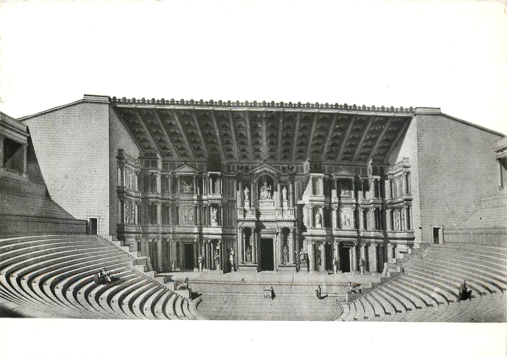 CPM Orange Vaucluse La scene et les gradins du Theatre Antique 