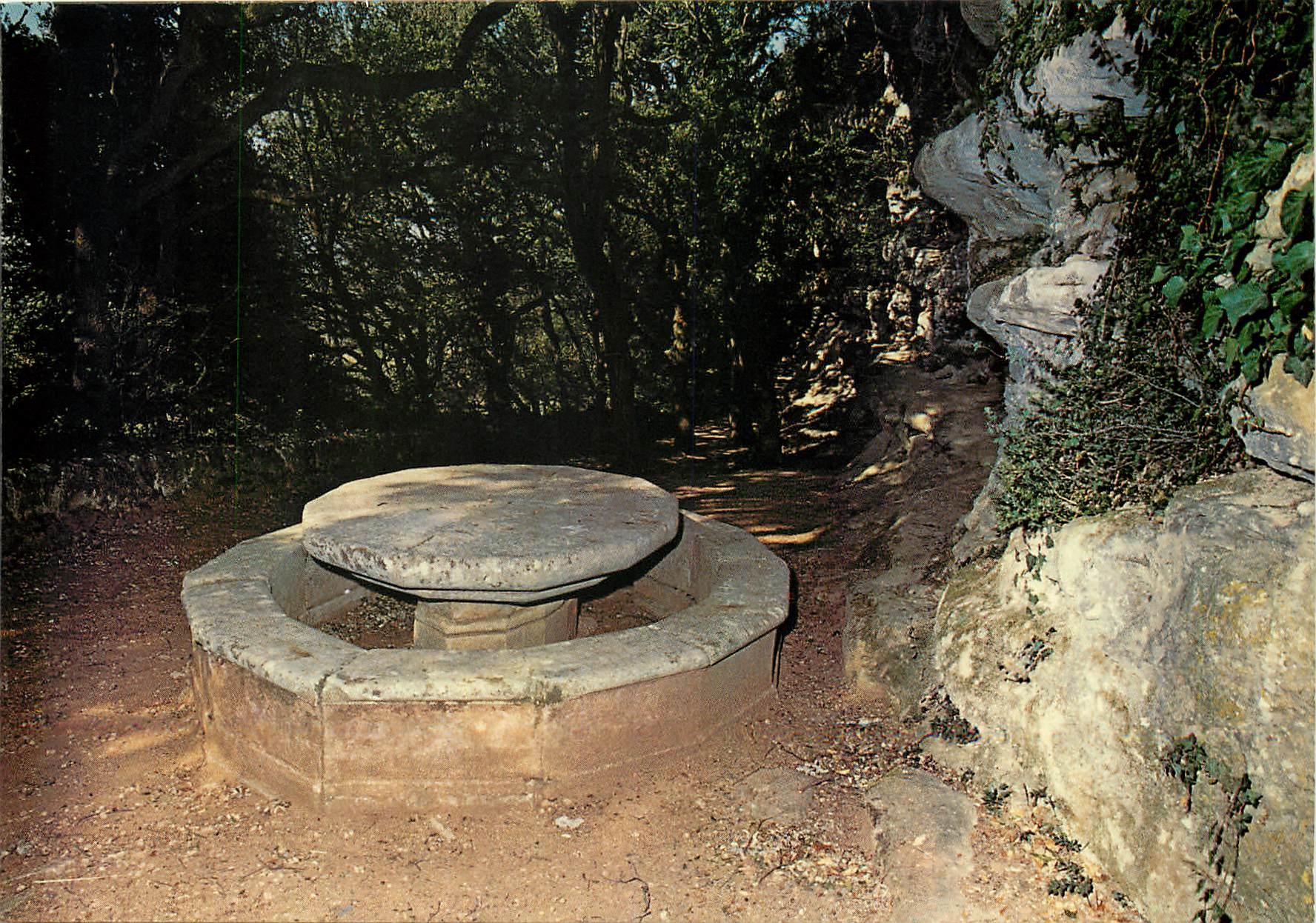 Grotte de la marquise de Sévigne — Table de Rochecourbier — Éditions de Provence