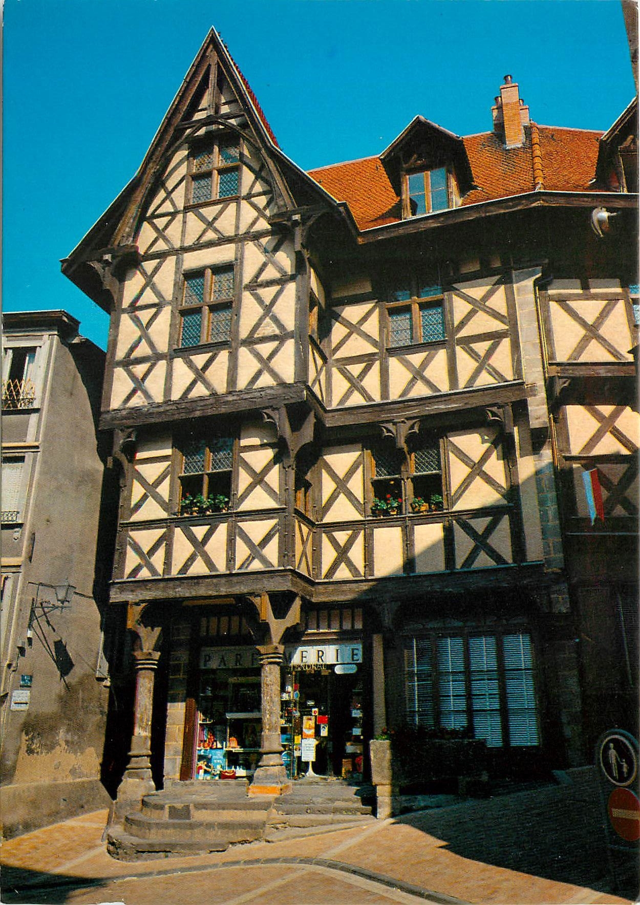 CPM Thiers Puy de Dome Chateau du Pirou 