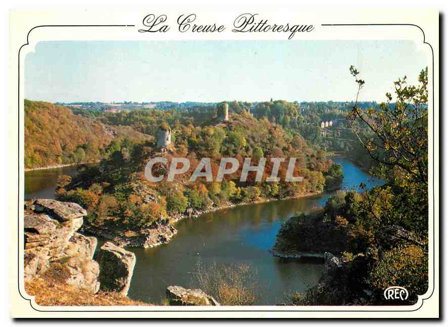 CPM La Creuse Pittoresque Crozant Creuse Les Ruines du Vieux Chateau ou confluent de la Creuse 