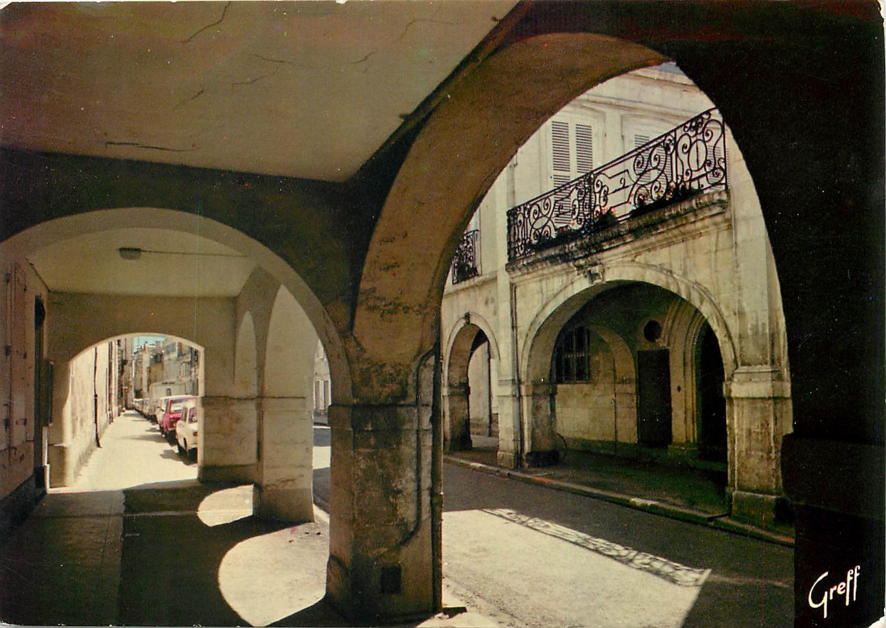 CPM La Rochelle Charente Maritime Une des nombreuses rues arcades de la ville 
