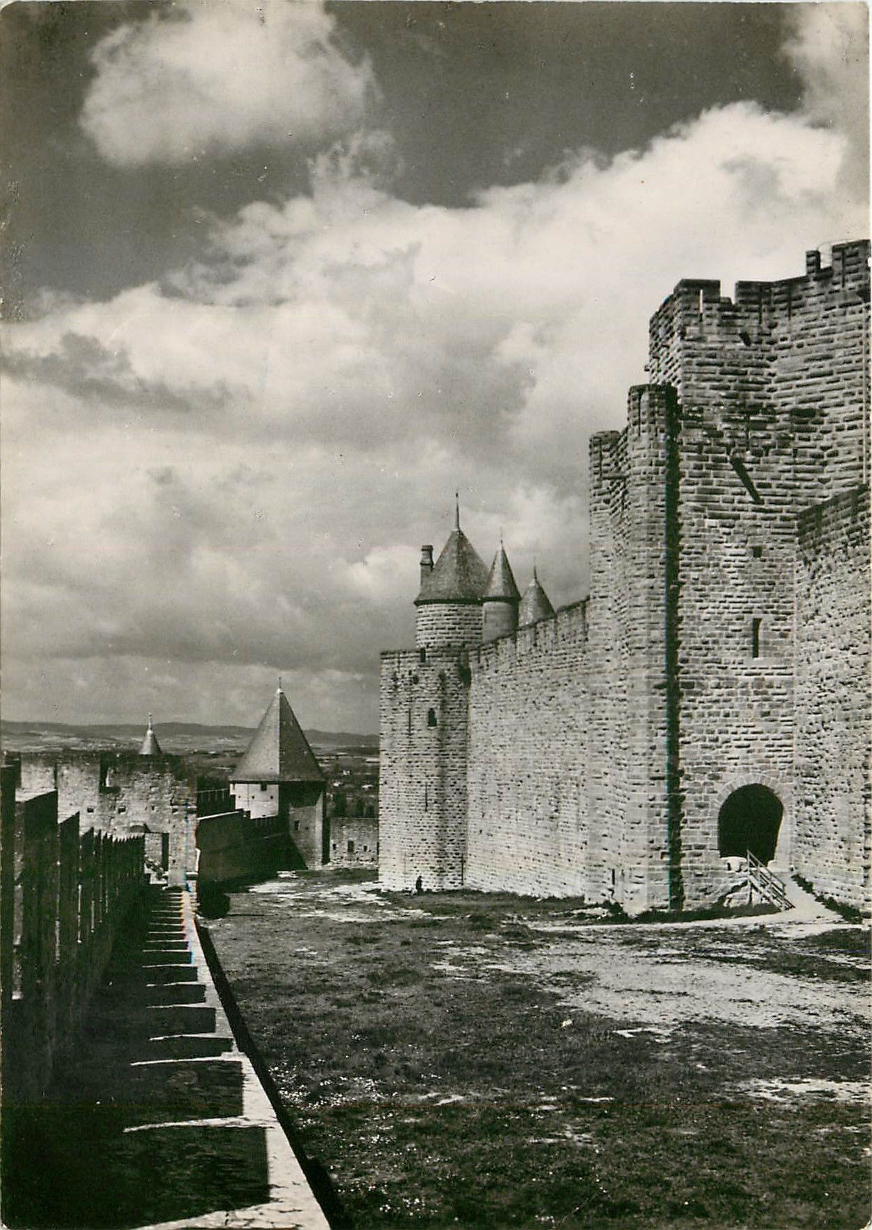 CPM Carcassonne Aude La Cite Les lices hautes Tour Saint Nazaire 
