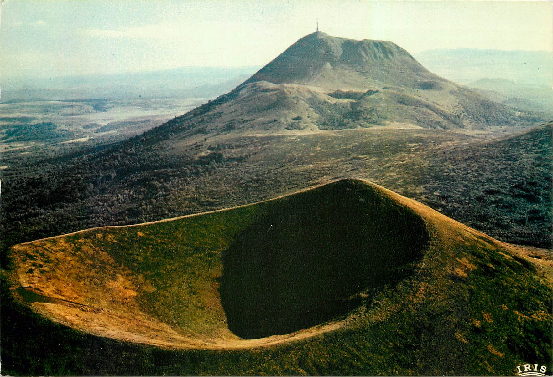 CPM Le Puy de Dome Au premier plan un ancien volcan Le Puy du Pariou 