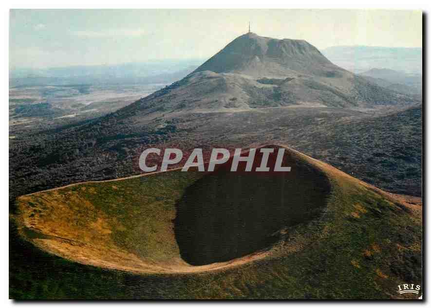 Le Puy de Dôme (alt. 1485 m) — Au premier plan un ancien volcan : Puy du Pariou — Lumicad