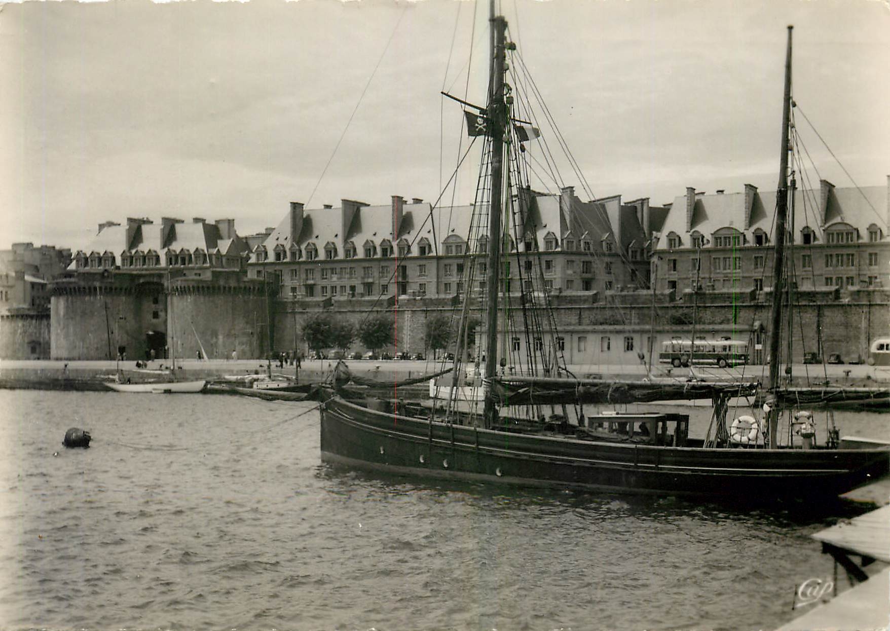 St-Malo - Le Bassin aux Yachts — éditeur Réal-Photo, n° 453
