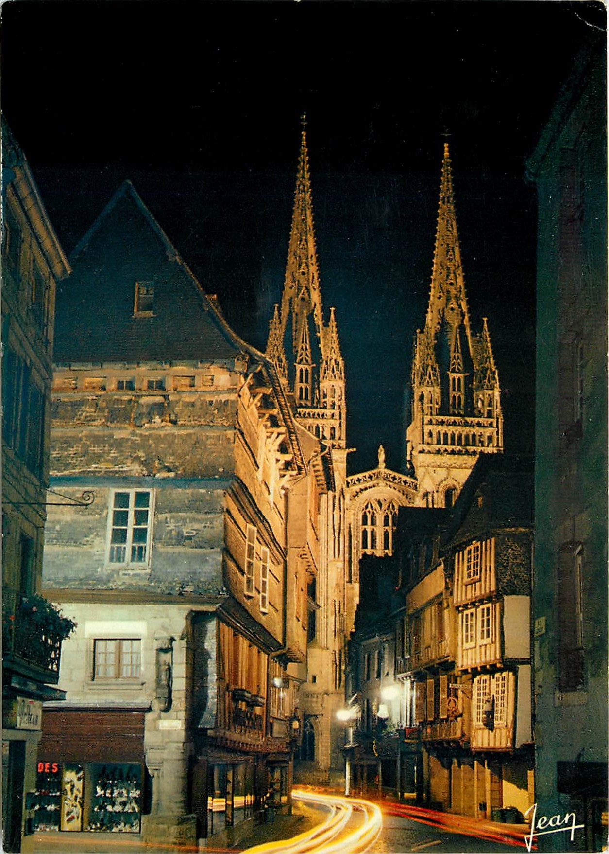 CPM Quimper Vue de nuit de la rue Kereon et des lleches de la cathedrale Saint Corentin 