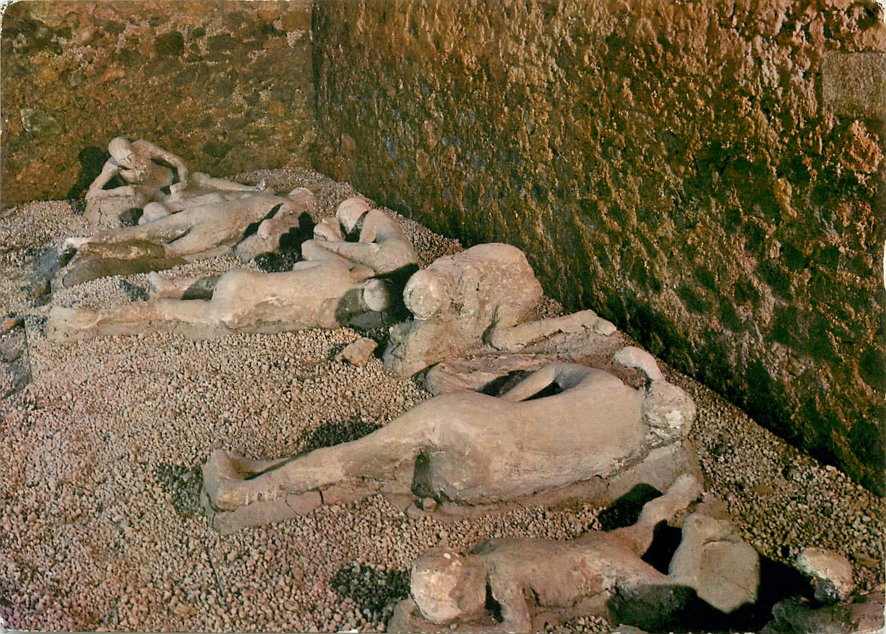 CPM Pompei Cast of fugitives in a garden 