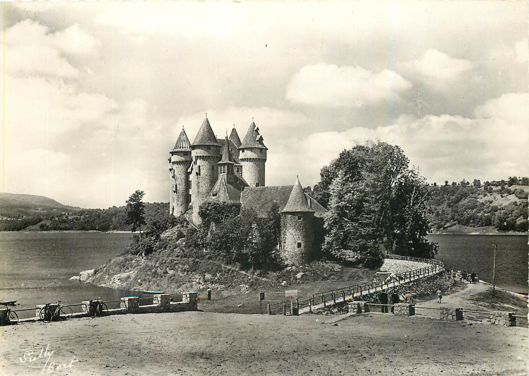 CPM Le Chateau de Val de la route pres Lanobre Cantal 