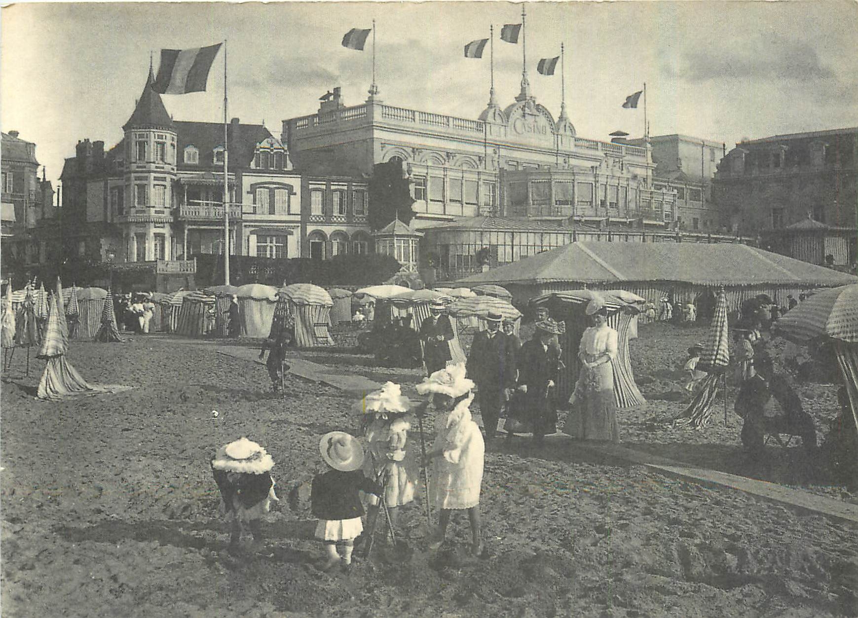 CPM Le casino de Trouville vu depuis la plage vers 1905 