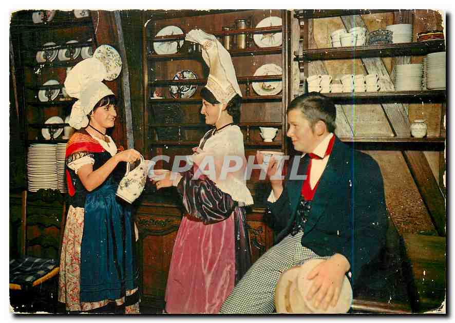 CPM La Normandie Coiffes de Conches et Sabot du Pays de Caux 