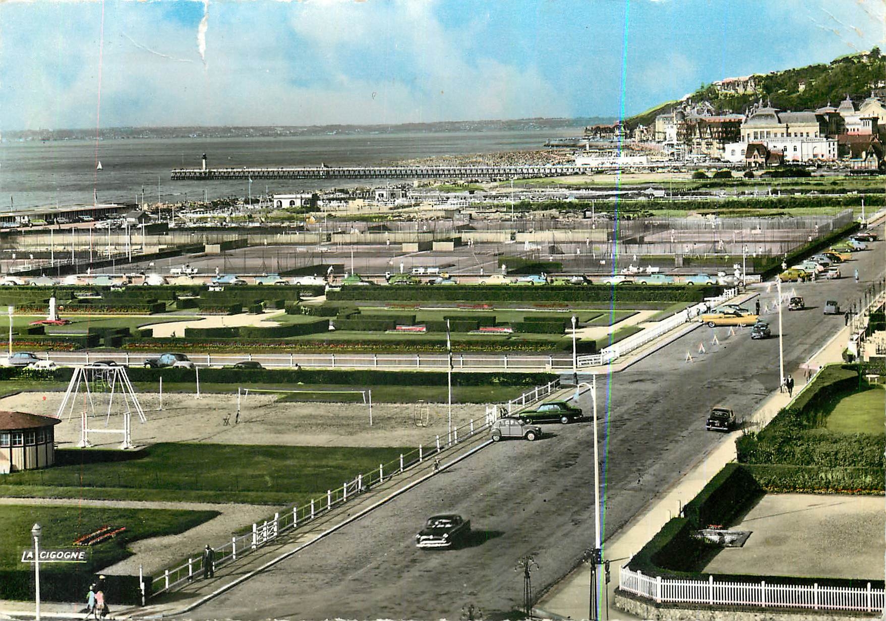 CPM Deauville Calvados La Plage Fleurie Vue d'ensemble de l'Esplanade 