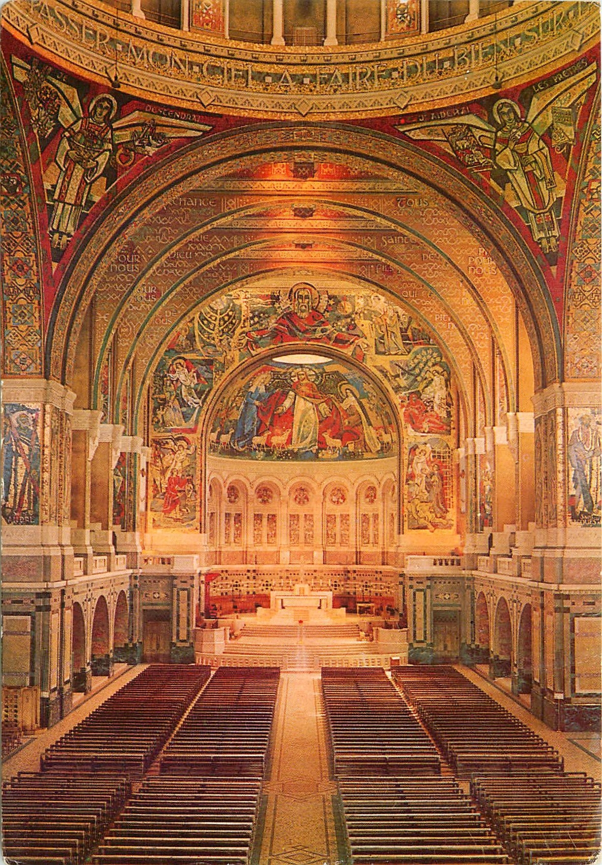 CPM Lisieux Calvados Basilique Ste Therese de Lisieux Interieur 