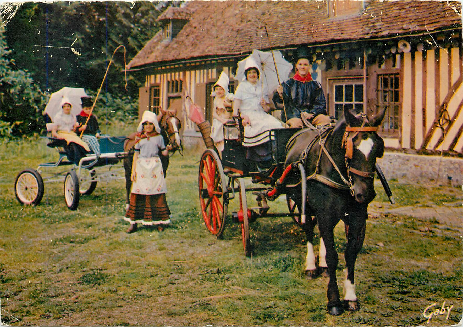 CPM La Normandie Costumes et coiffes de la region de Lisieux Depart pour la fete du village