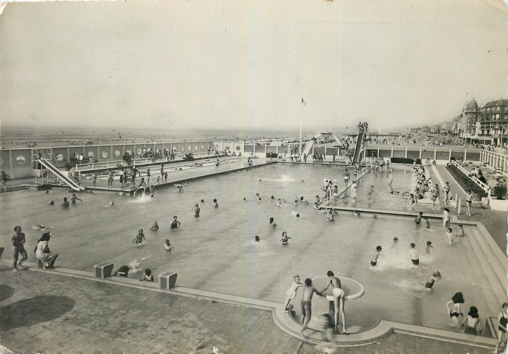 CPM Trouville Calvados La Reine des Plages la Piscine 
