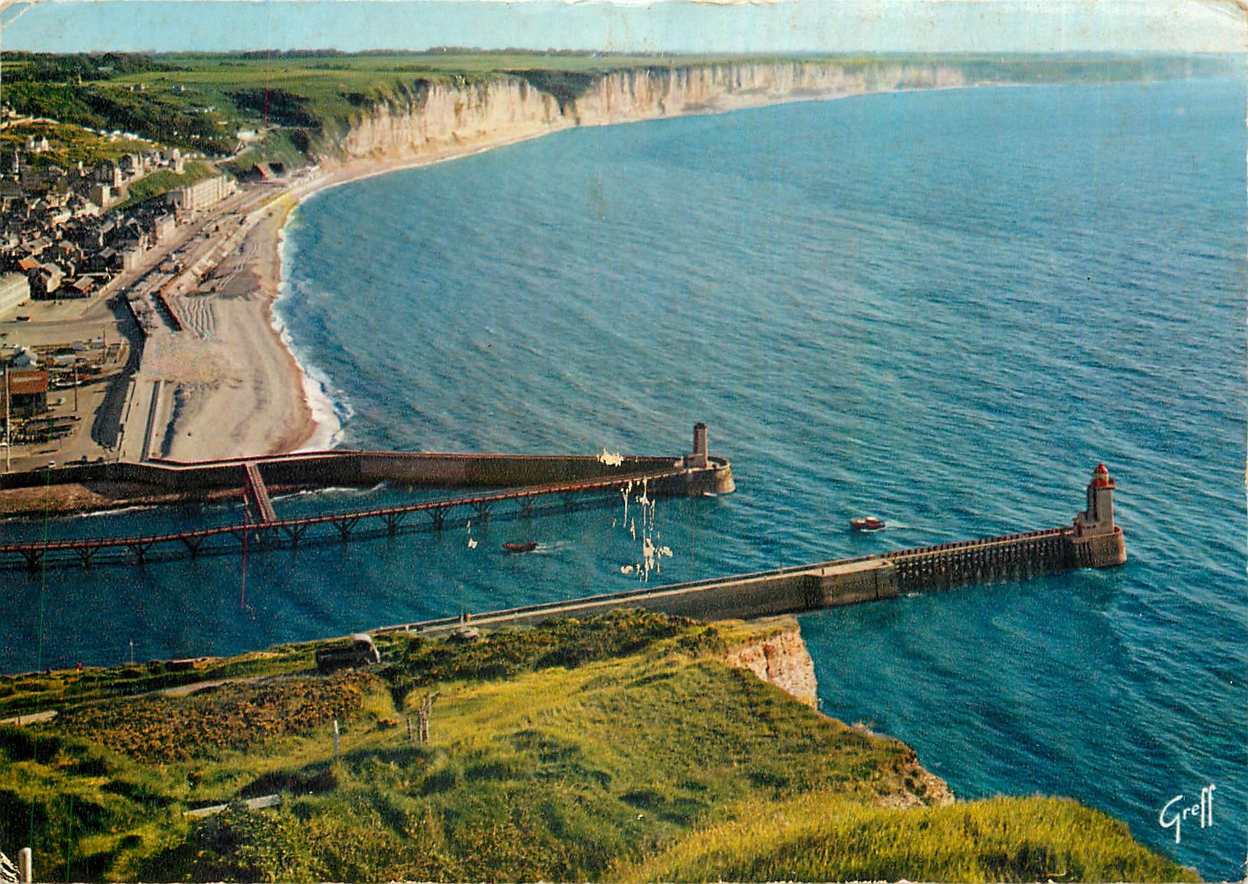 CPM Fecamp Seine Maritime La plage et les falaises 
