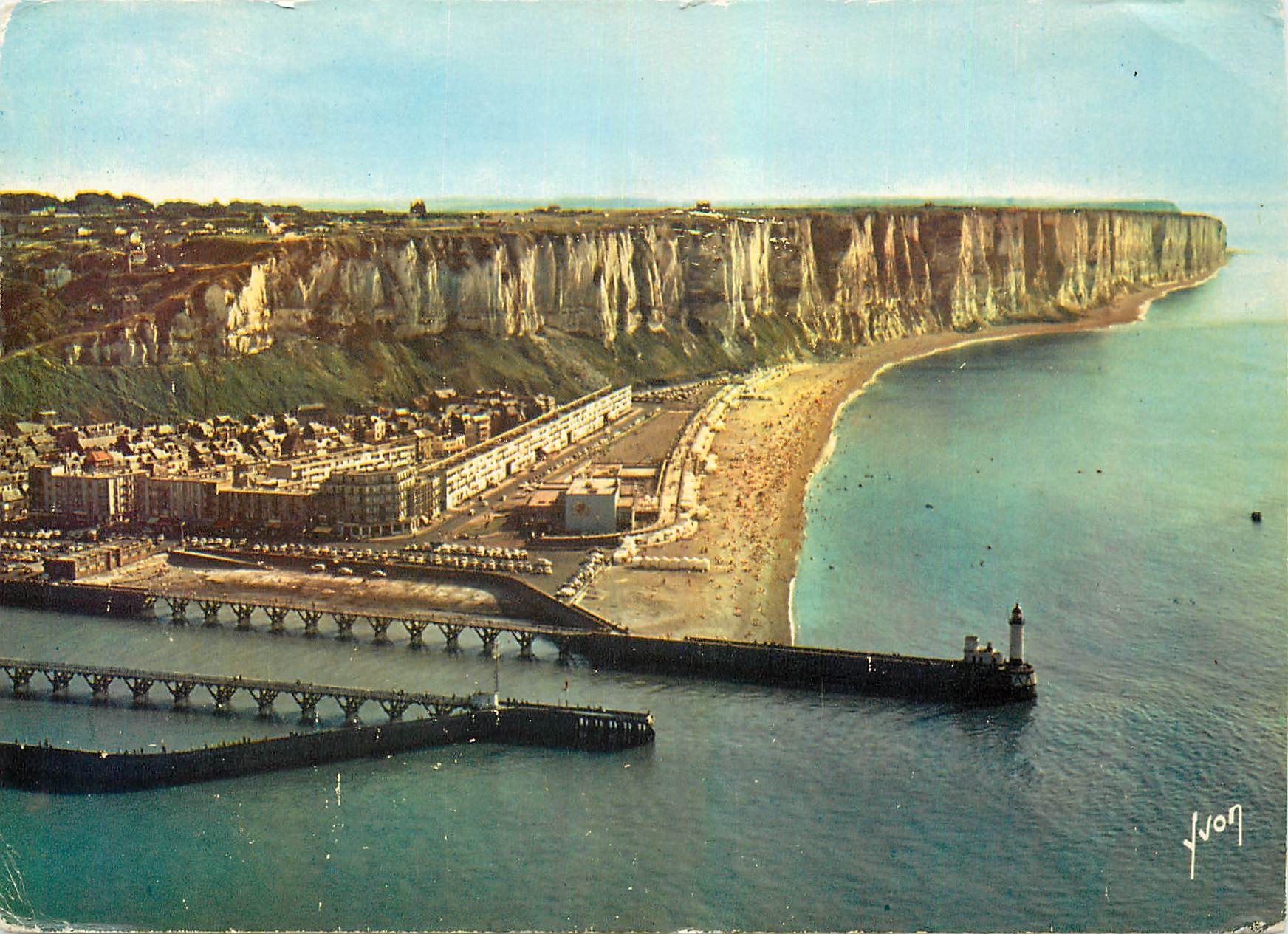 CPM Le Treport Seine Martime Vue generale de la Plage et des Falaises 