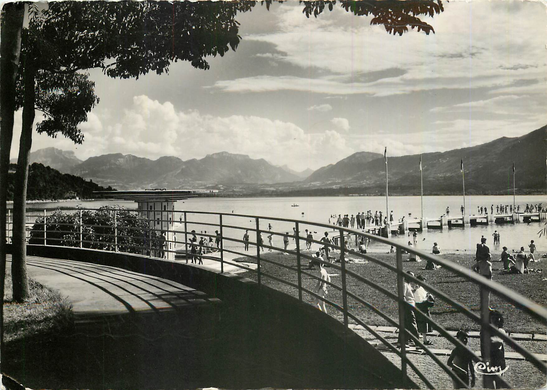 CPM Aix les Bains Hte Savoie La Plage Au fond le Granier 