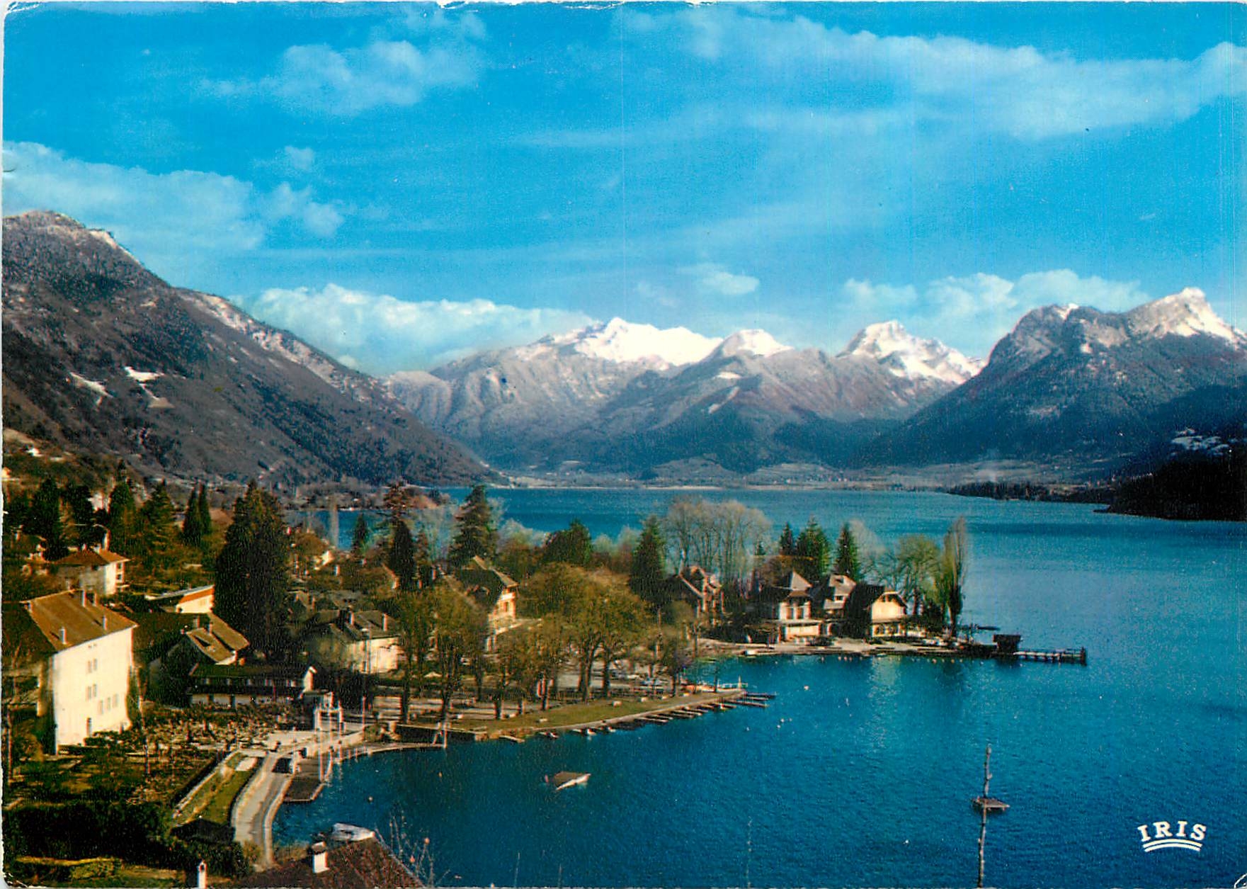 Lac d'Annecy — La baie de Talloires, au fond le massif des Bauges enneigé — IRIS