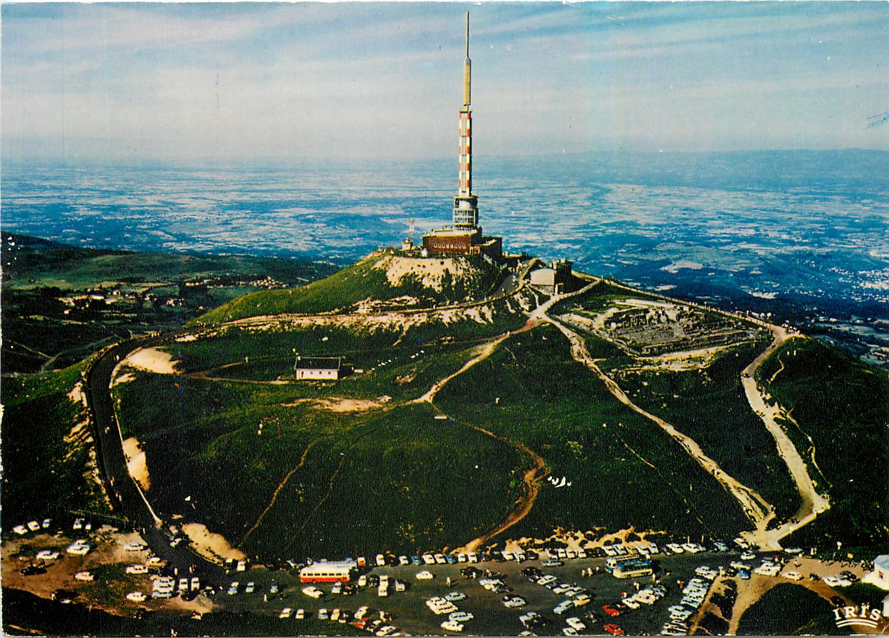 CPM Auvergne En avion sur le Puy de Dome 