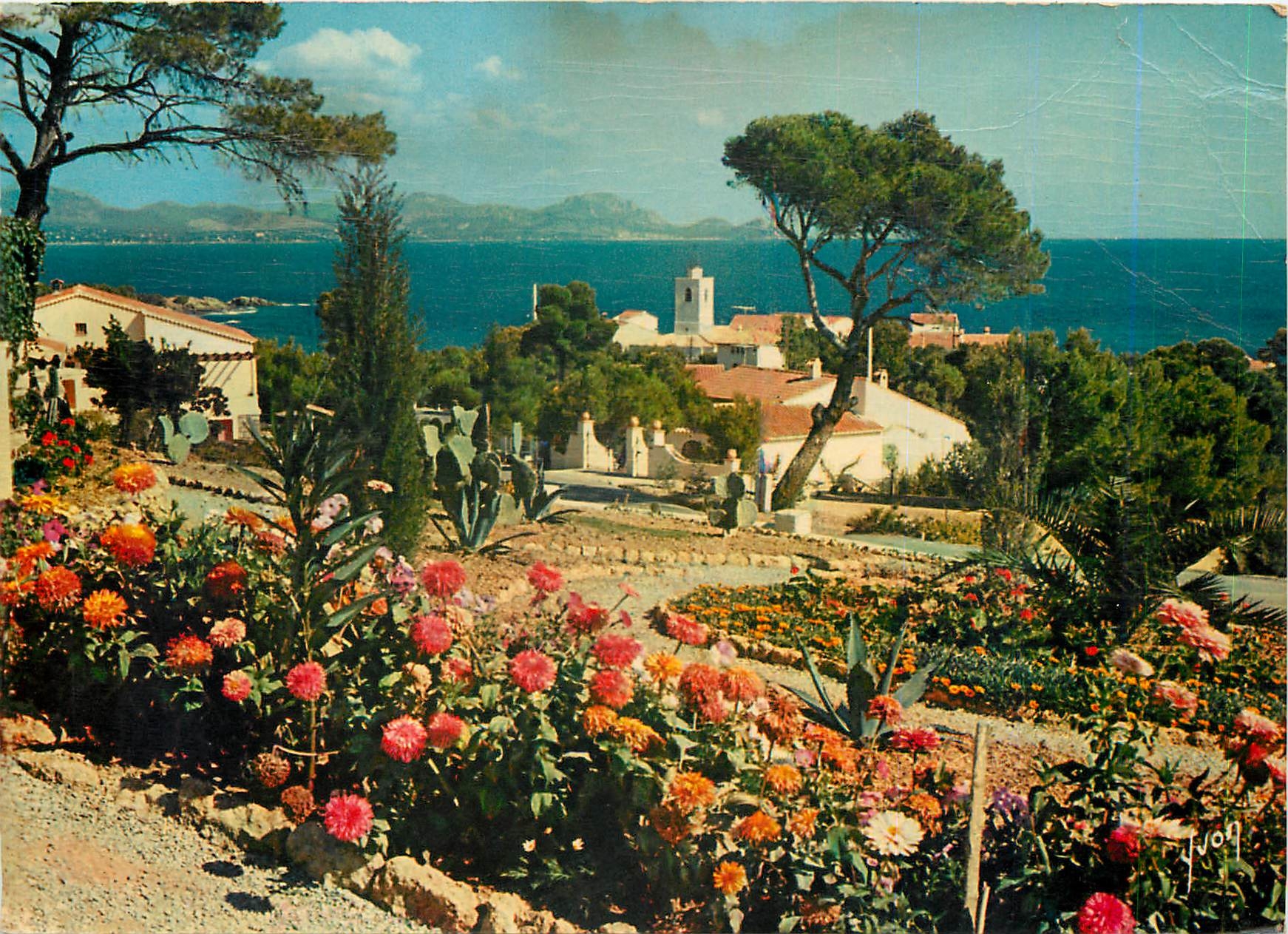 CPM La Cote d'Azur miracle de la nature Calanques des Issambres Le village dans une corbeille de fle