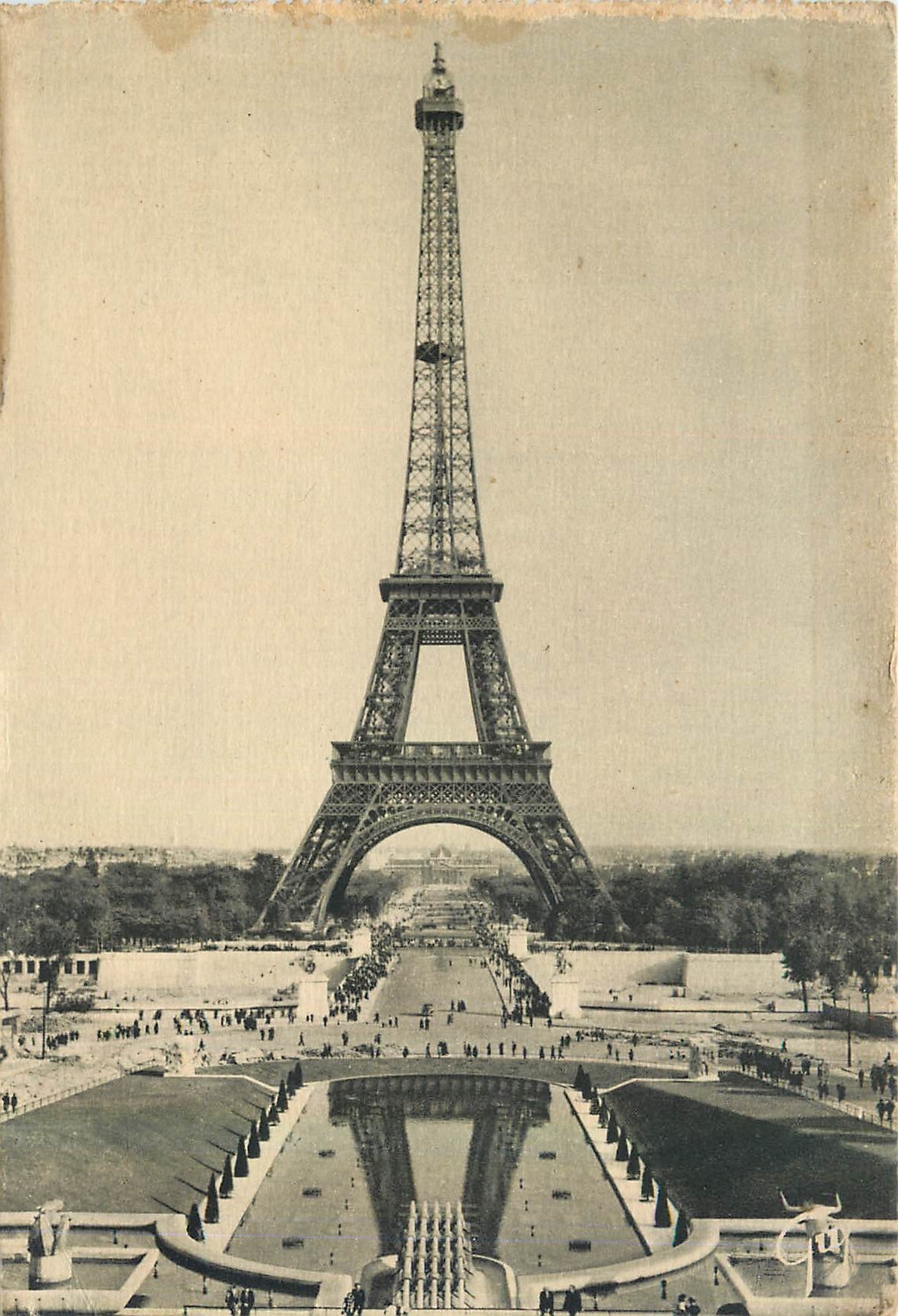 CPA Paris et ses Merveilles La Tour Eiffel prise des Jardins du Palais de Chaillot 