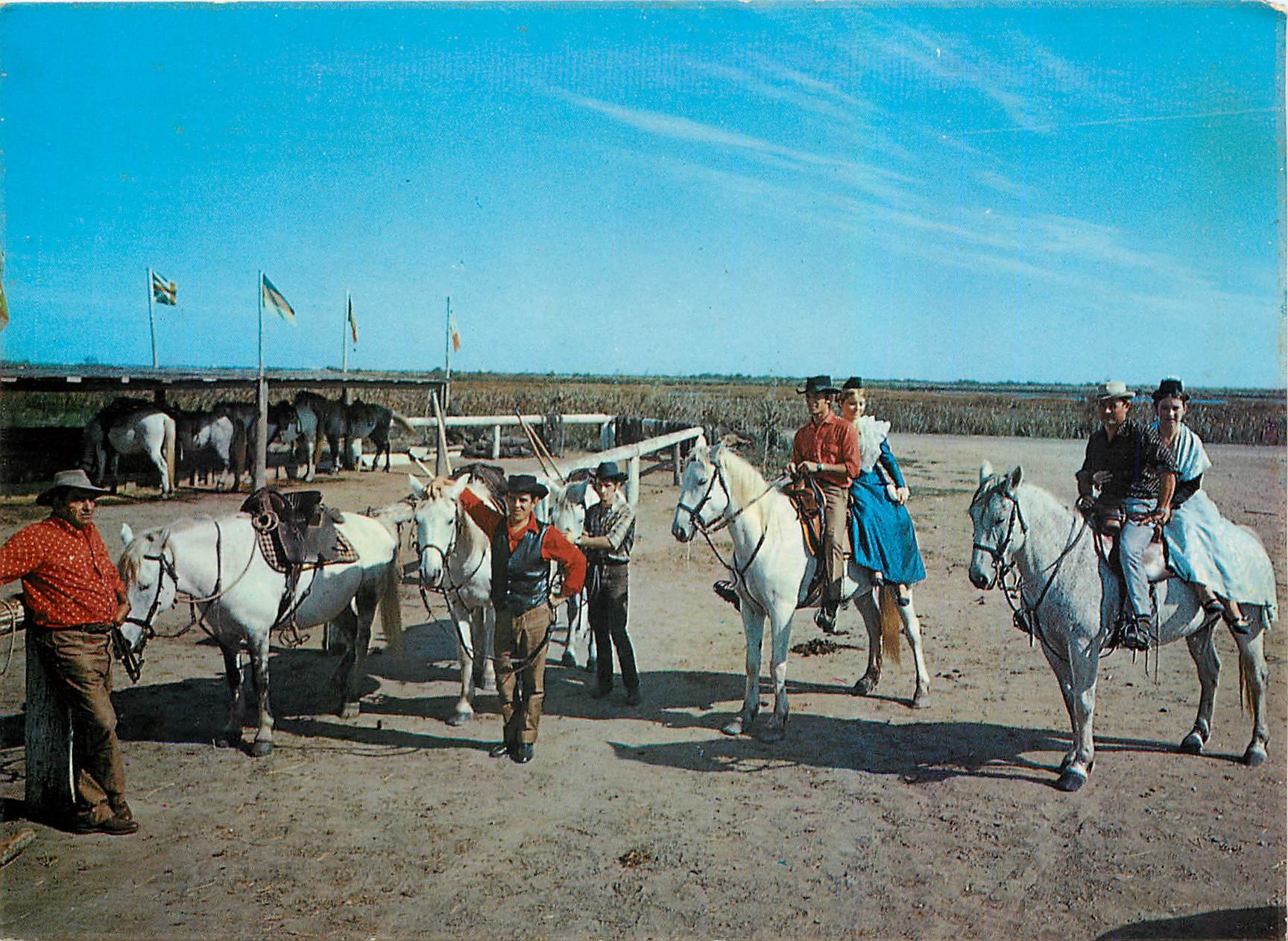 CPM La Camargue Gardian et Arlesienne 