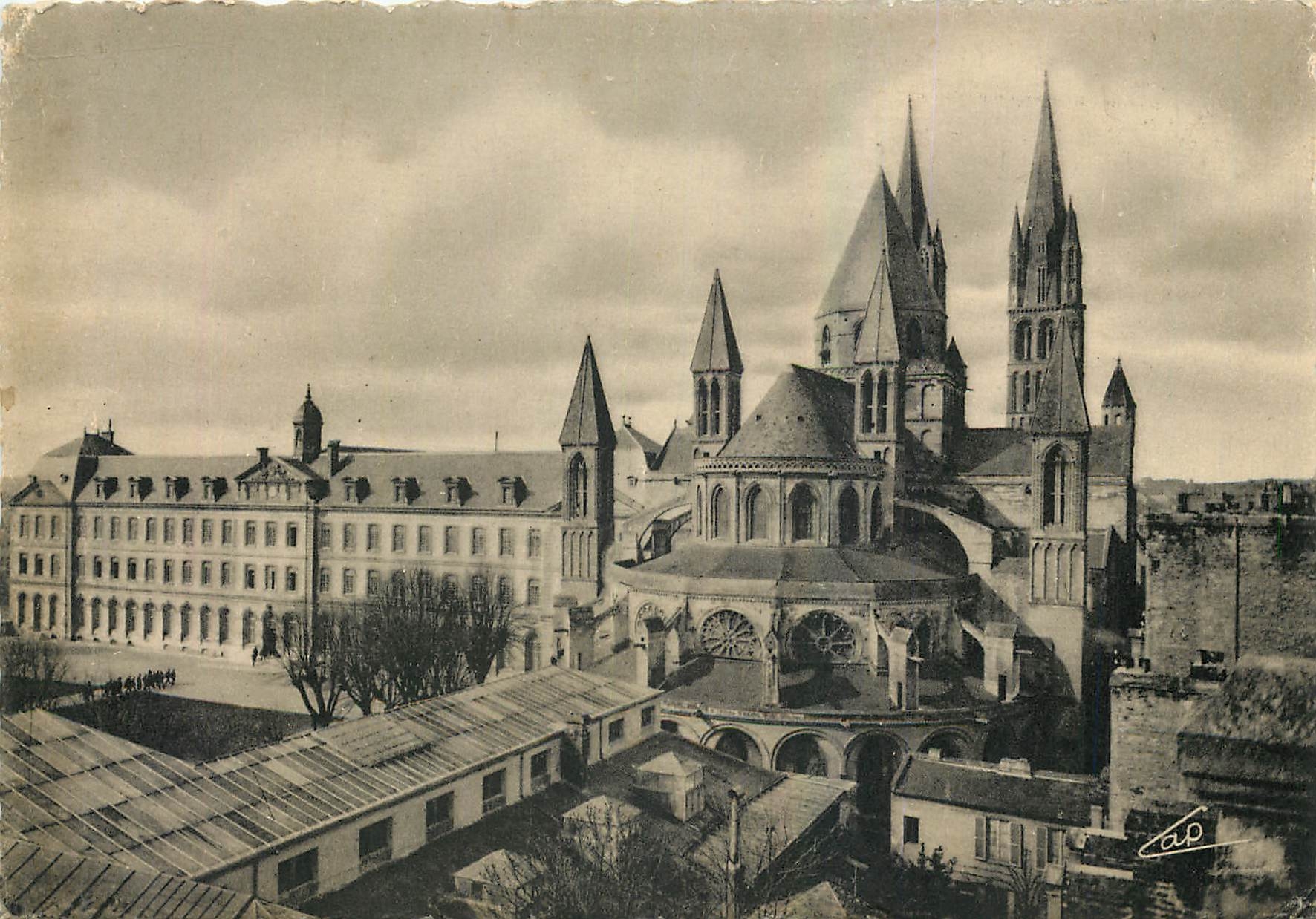CPM Caen Abbaye aux Hommes Eglise St Etienne cote de l'Abside et le Lycee 