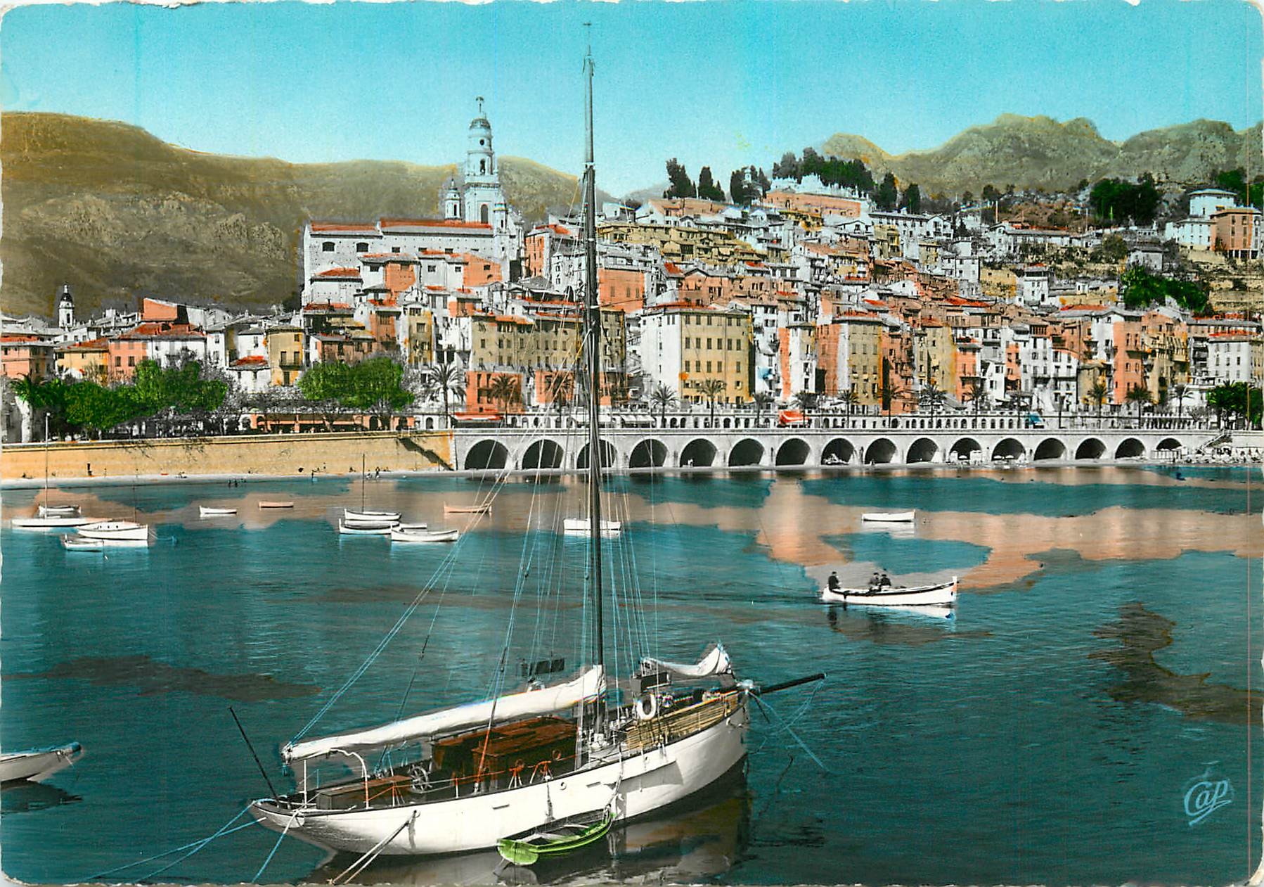 CPM Menton Le Port et la Vieille Ville Bateau Voilier