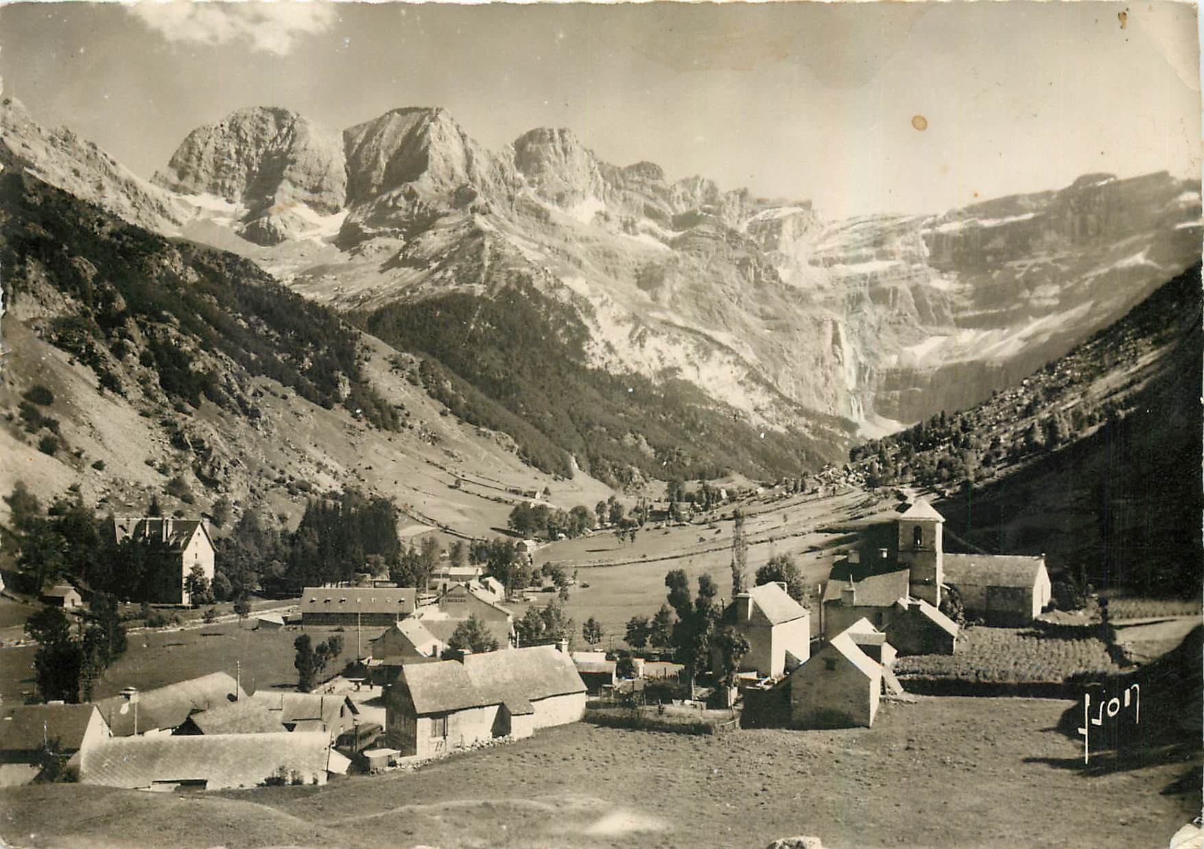 CPM Cirque de Gavarnie Hautes Pyrenees Le Village et au fond le Massif du Marbore 