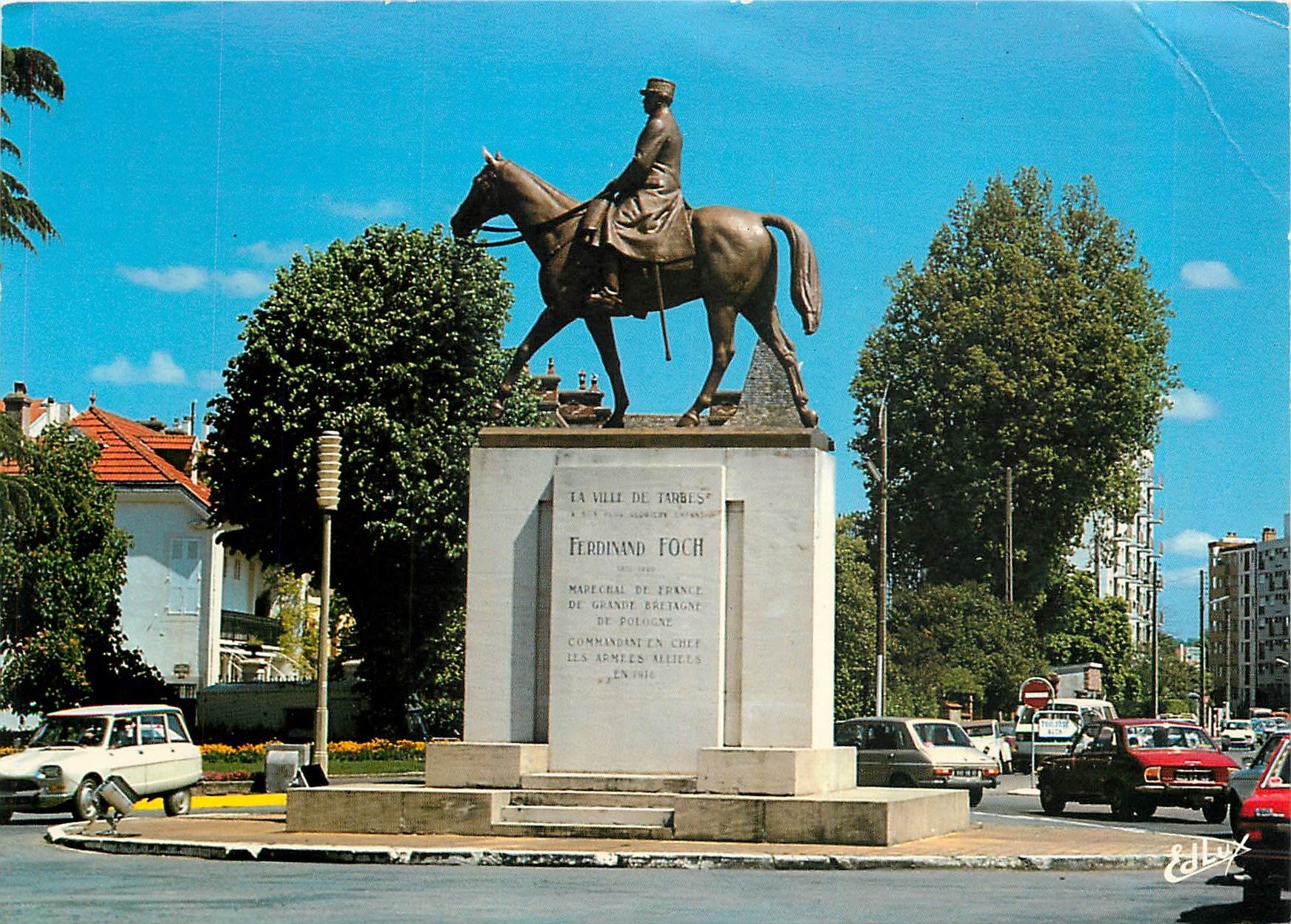 CPM Hautes Pyrenees Tarbes Statue du Marechal Foch 