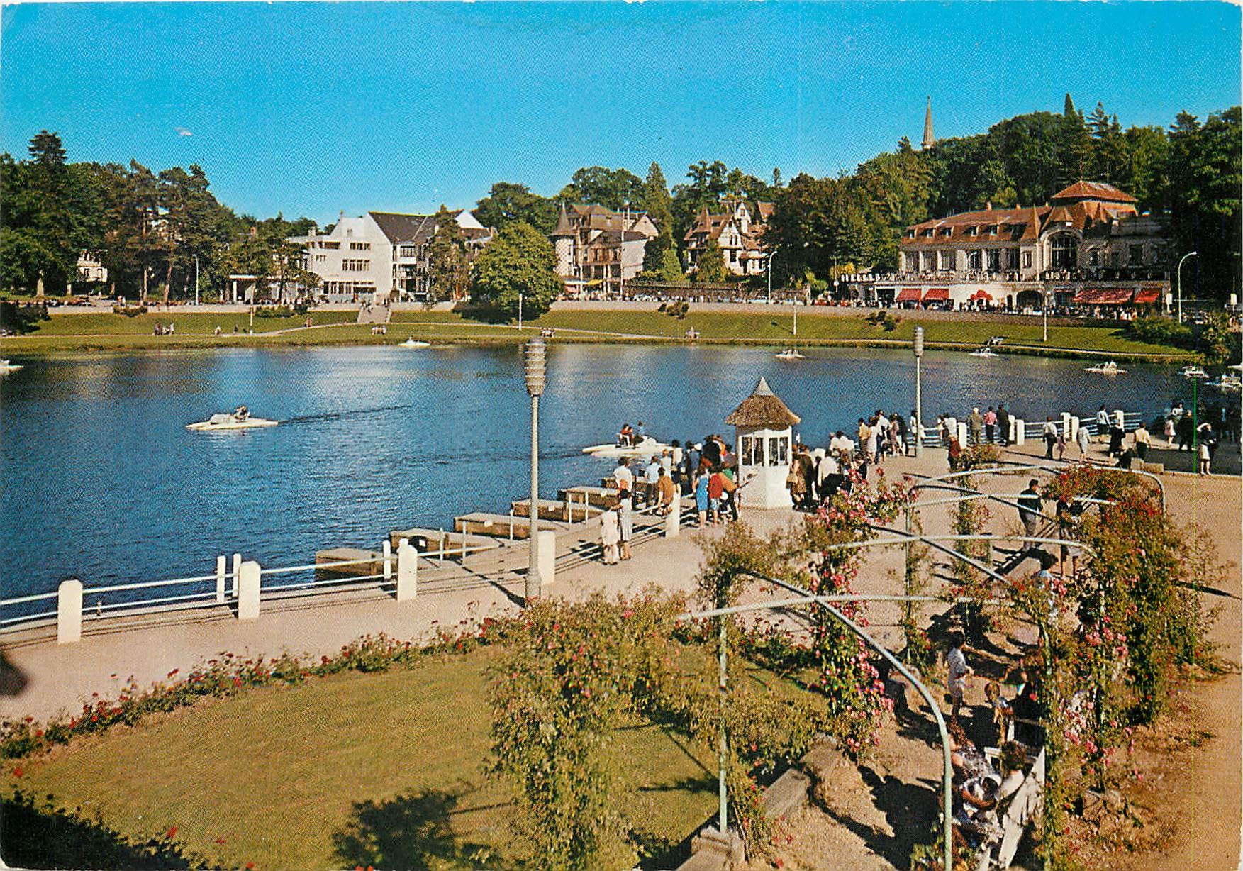 CPM Station Thermale de Bagnoles de l'Orne Le Lac du Casino et les Jardins fleurs 