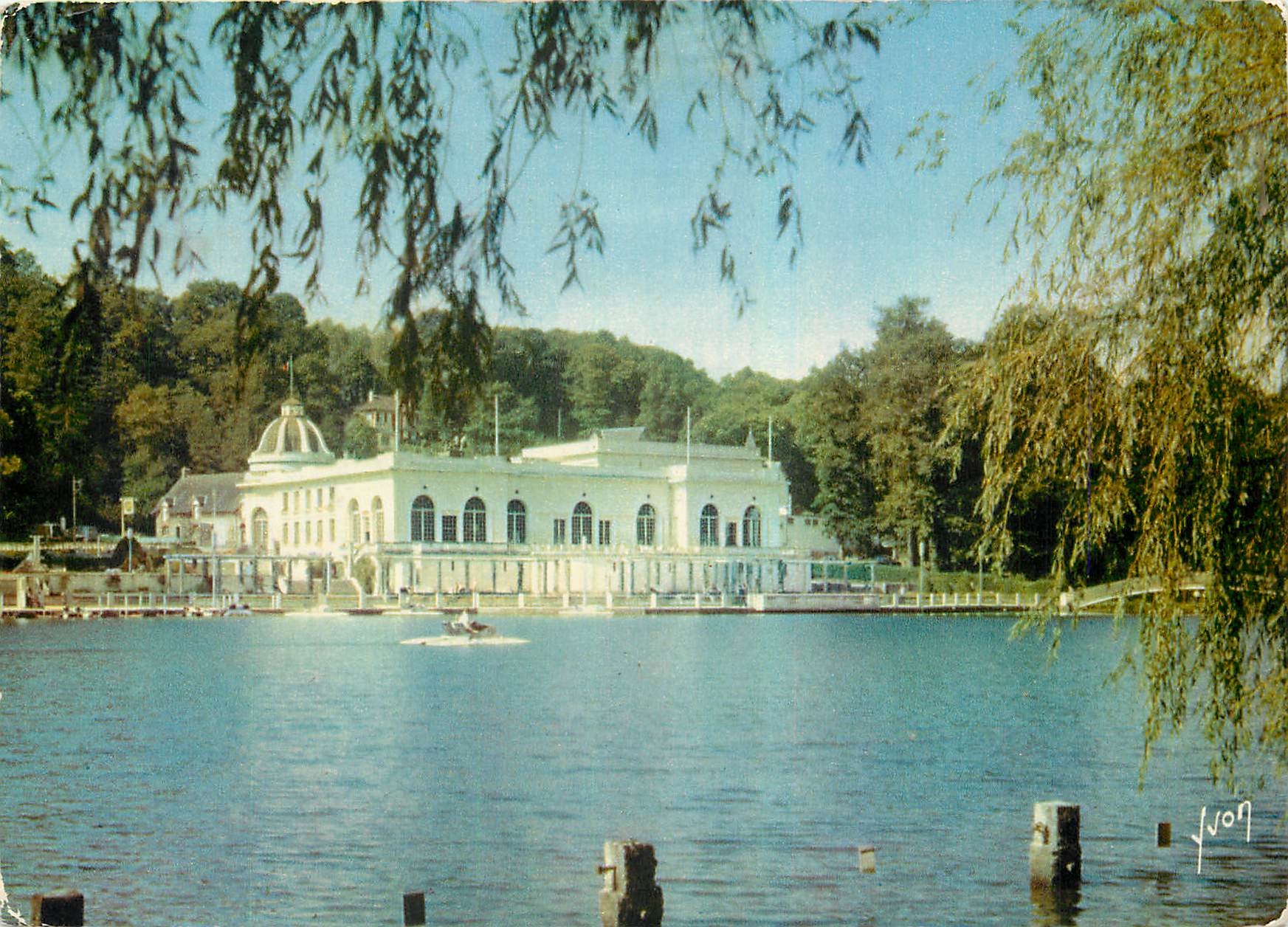 CPM La Normandie Bagnoles de l'Orne Le Casino du Lac 