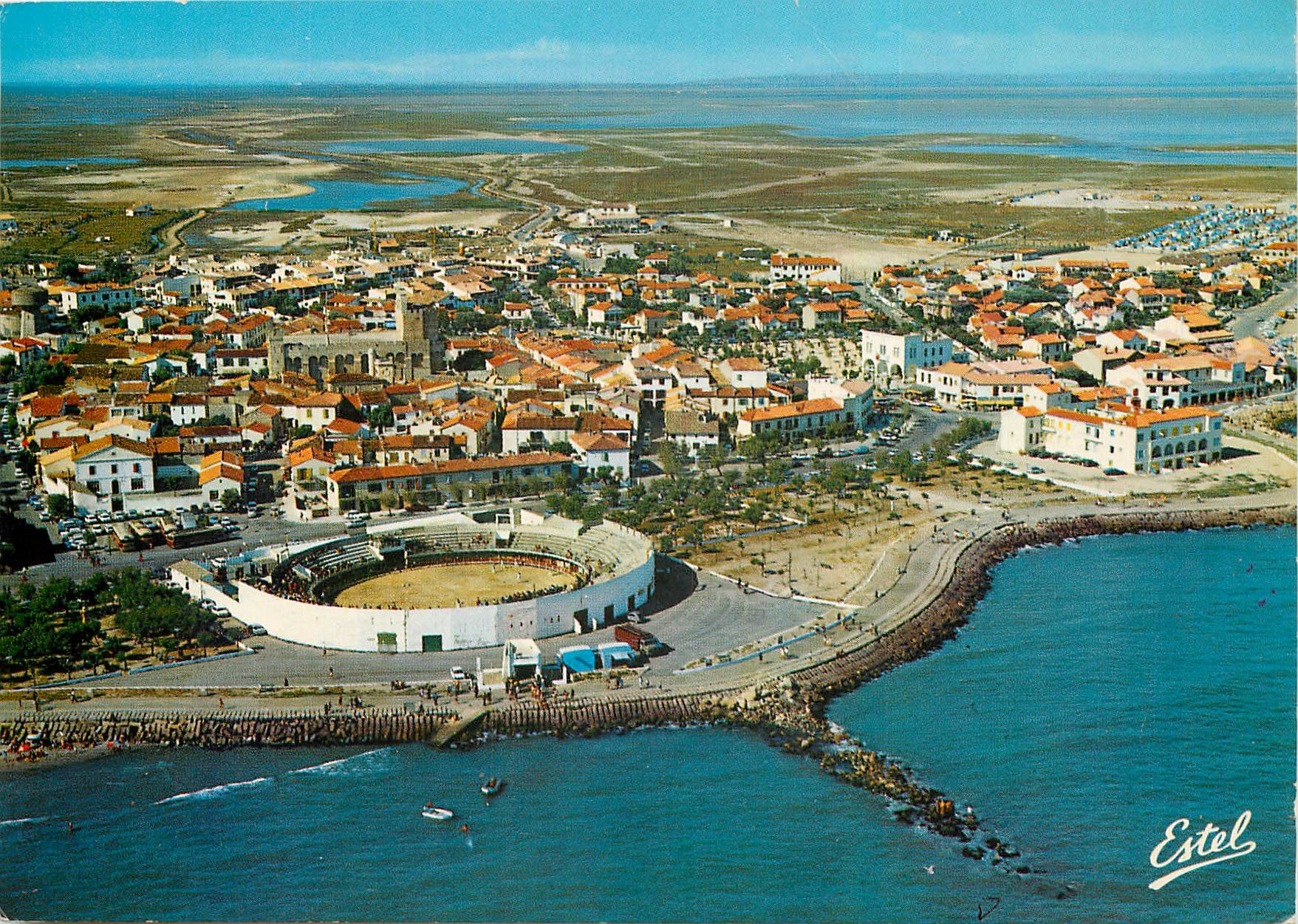 CPM Les Saintes Maries de la Mer Bouches du Rhone Vue Aerienne Les Arenes et l'Eglise plus loin les 