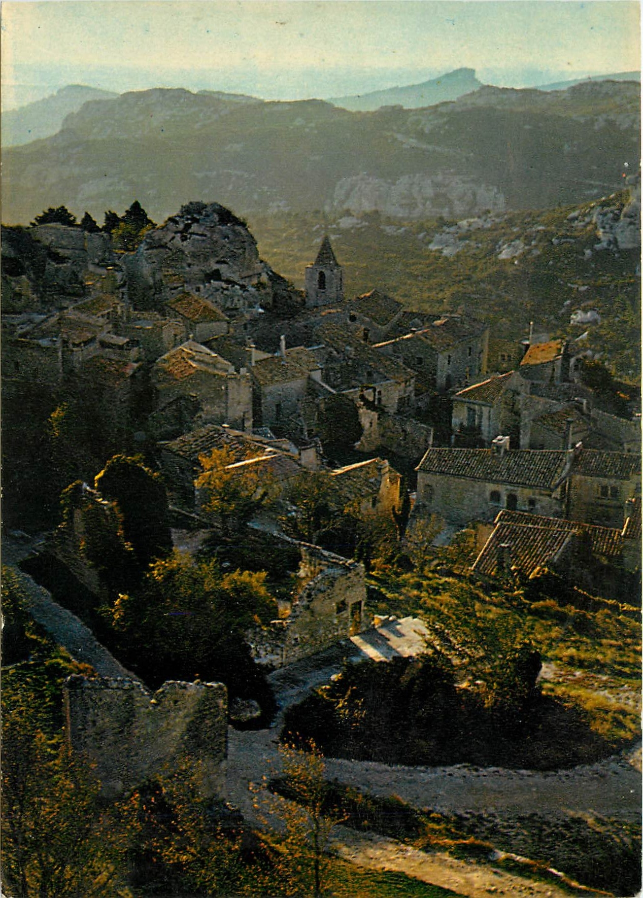 CPM Au Coeur de la Provence Les Baux de Provence Vue generale 