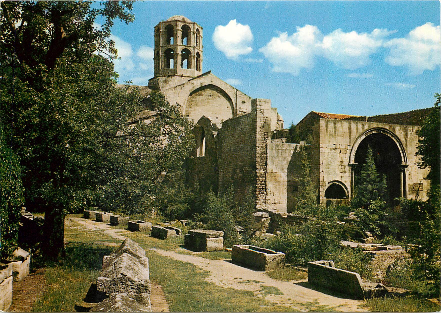 CPM Capitale de la Provence Arles Les Alyscamps (Cimetiere Gallo Romain)