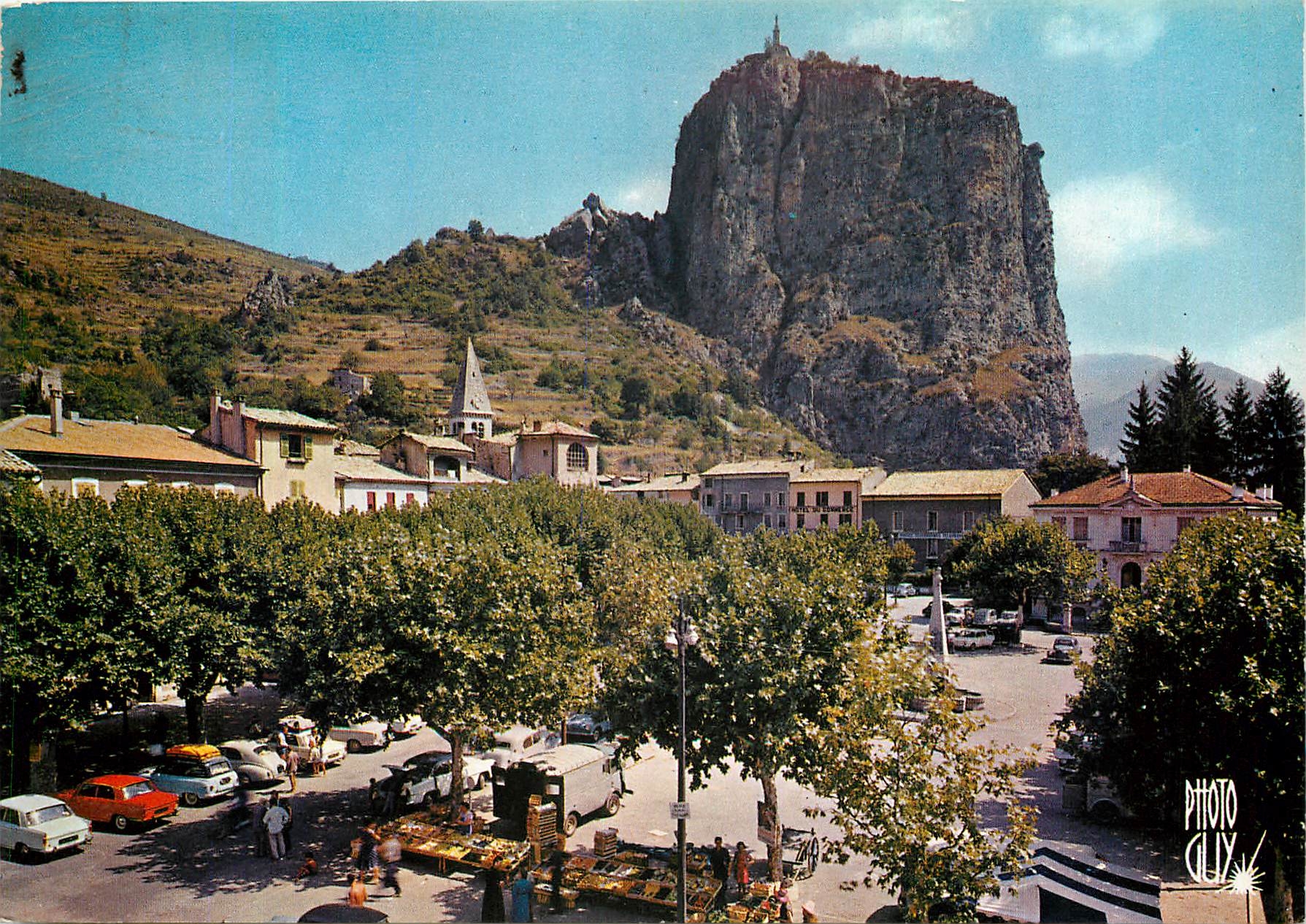 CPM Haute Provence castellane (Basses Alpes) Alt 724 m le Roc et notre dame du Roc