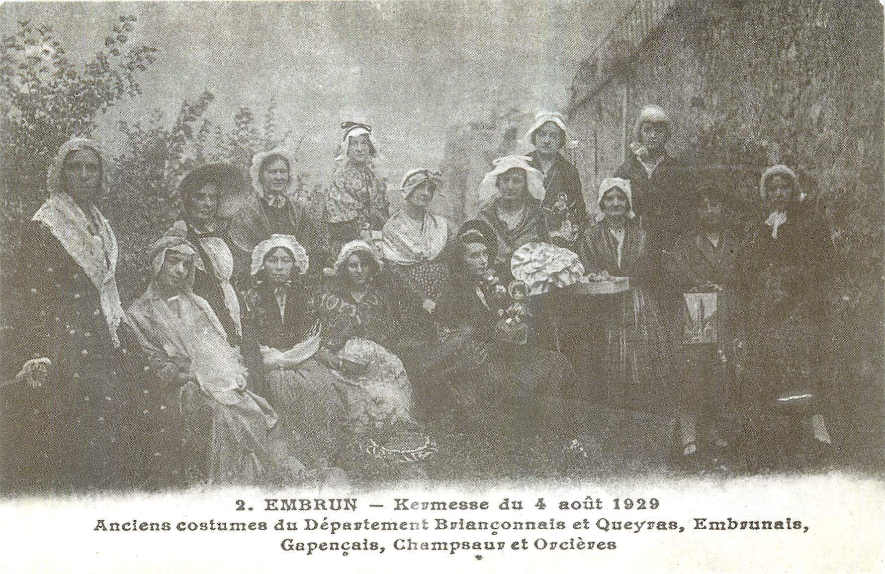 Embrun – Kermesse du 4 août 1929 — Anciens costumes du Département Briançonnais et Queyras, Embrunais, Gapençais, Champsaur et Orcières