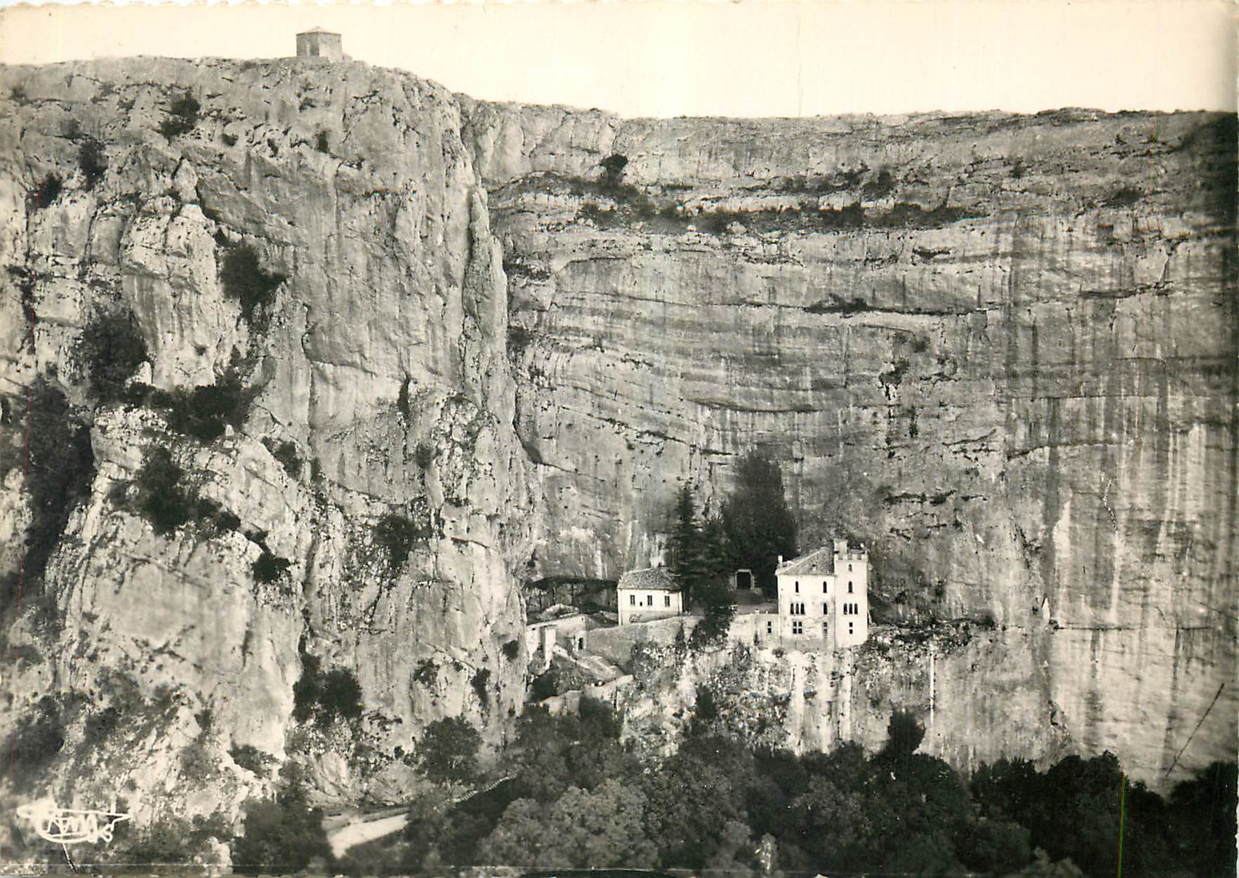 CPM La Ste Bame Plan d'Aups (Var) Vue aerienne sur la grotte et Chapelle du St Pillon