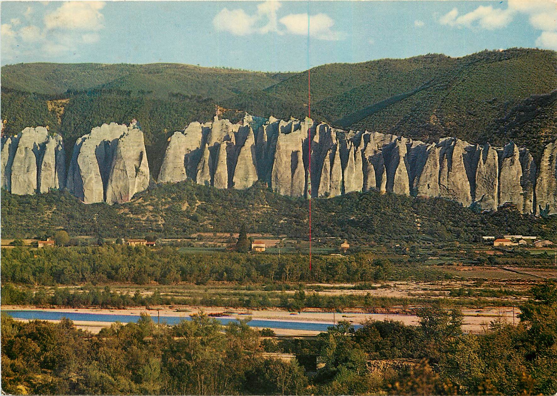 CPM Les Alpes en couleurs naturelles Env de Digne (Basses Alpes) Les Penitents des Mees