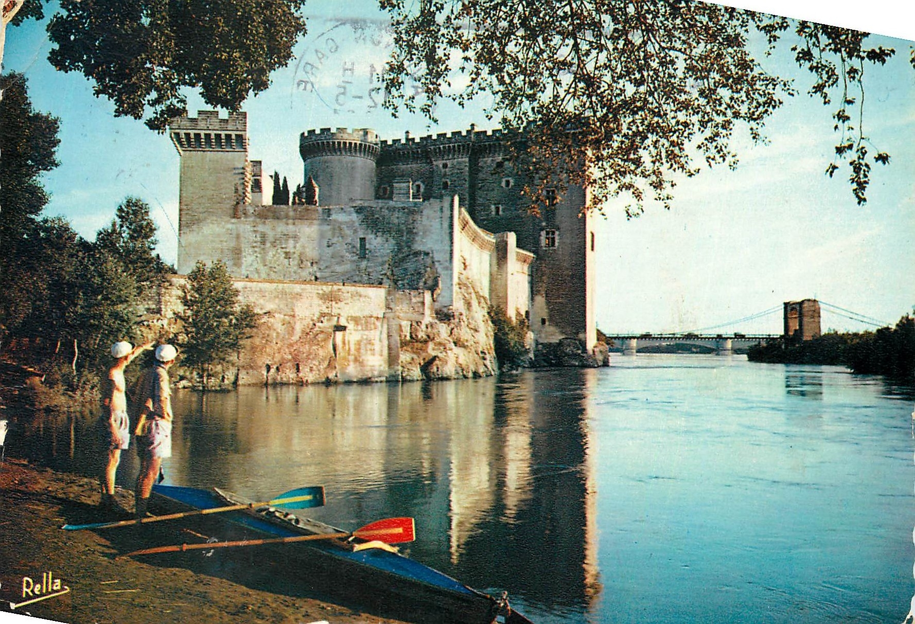 CPM Tarascon (B du R) Le Chateau du Roi Rene et le Rhone